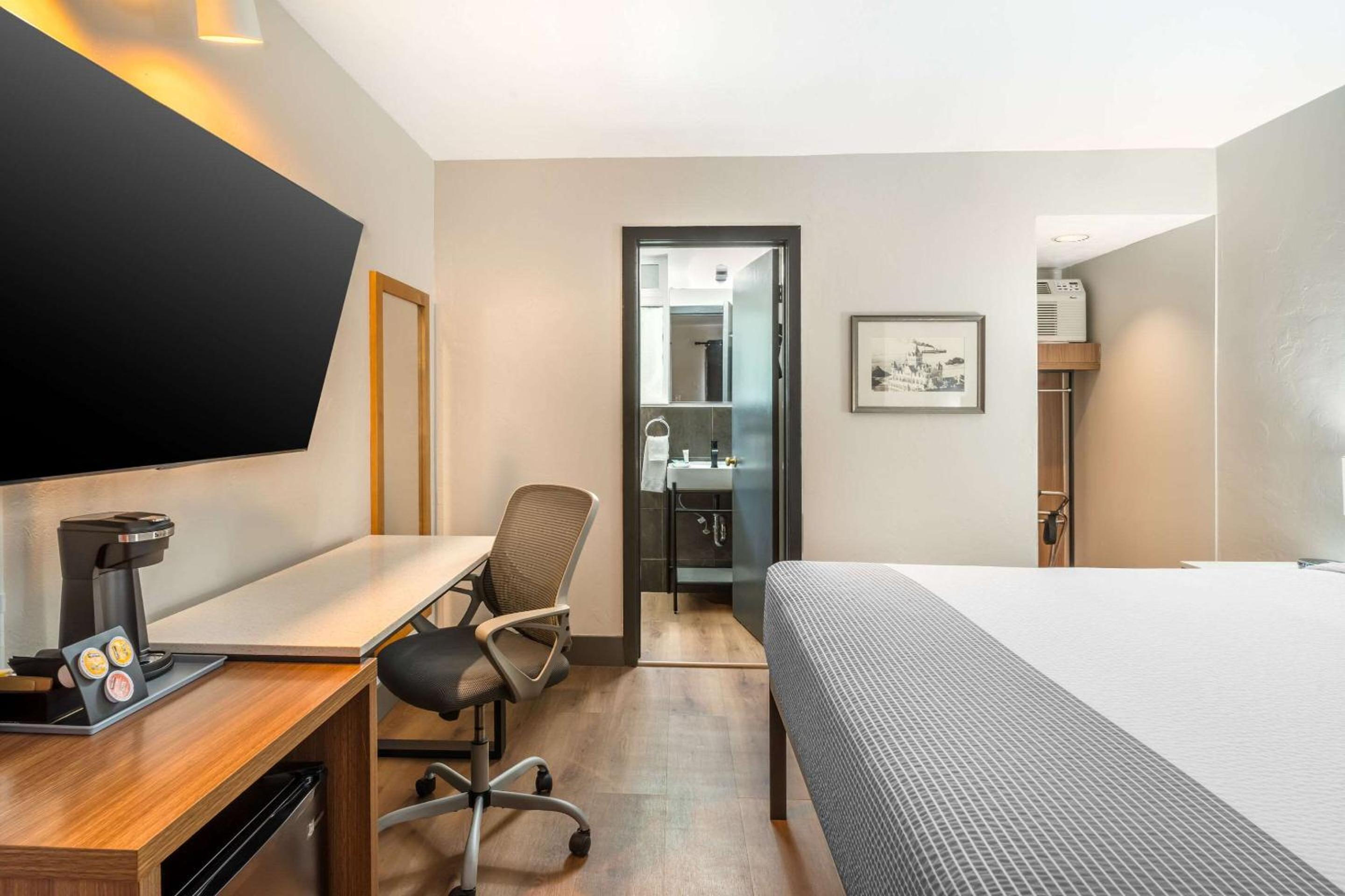 King Room - Non Smoking - Photo 4