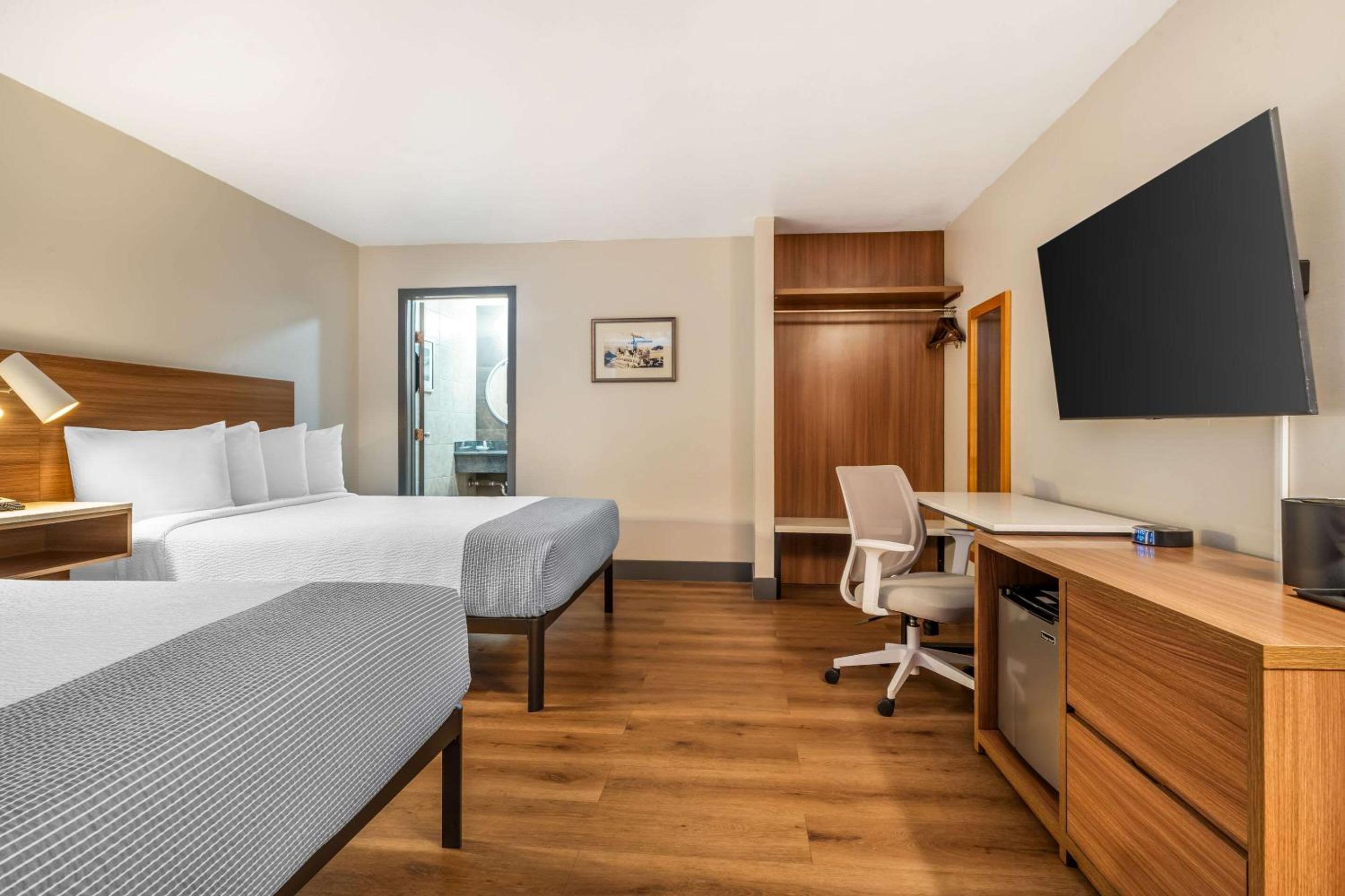 Large Quadruple Room with Two Queen Beds - Non Smoking - Photo 4