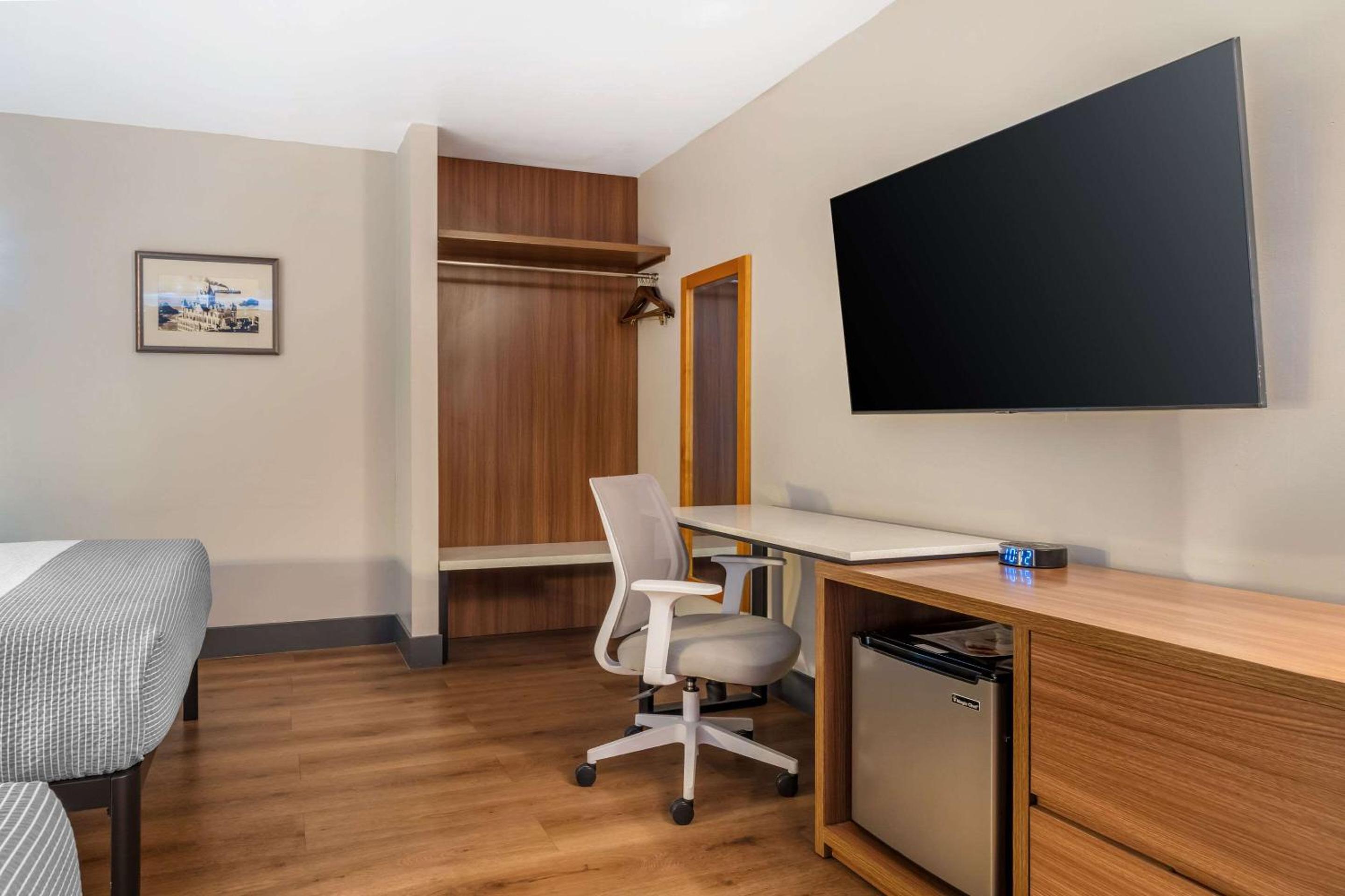 Large Quadruple Room with Two Queen Beds - Non Smoking - Photo 6
