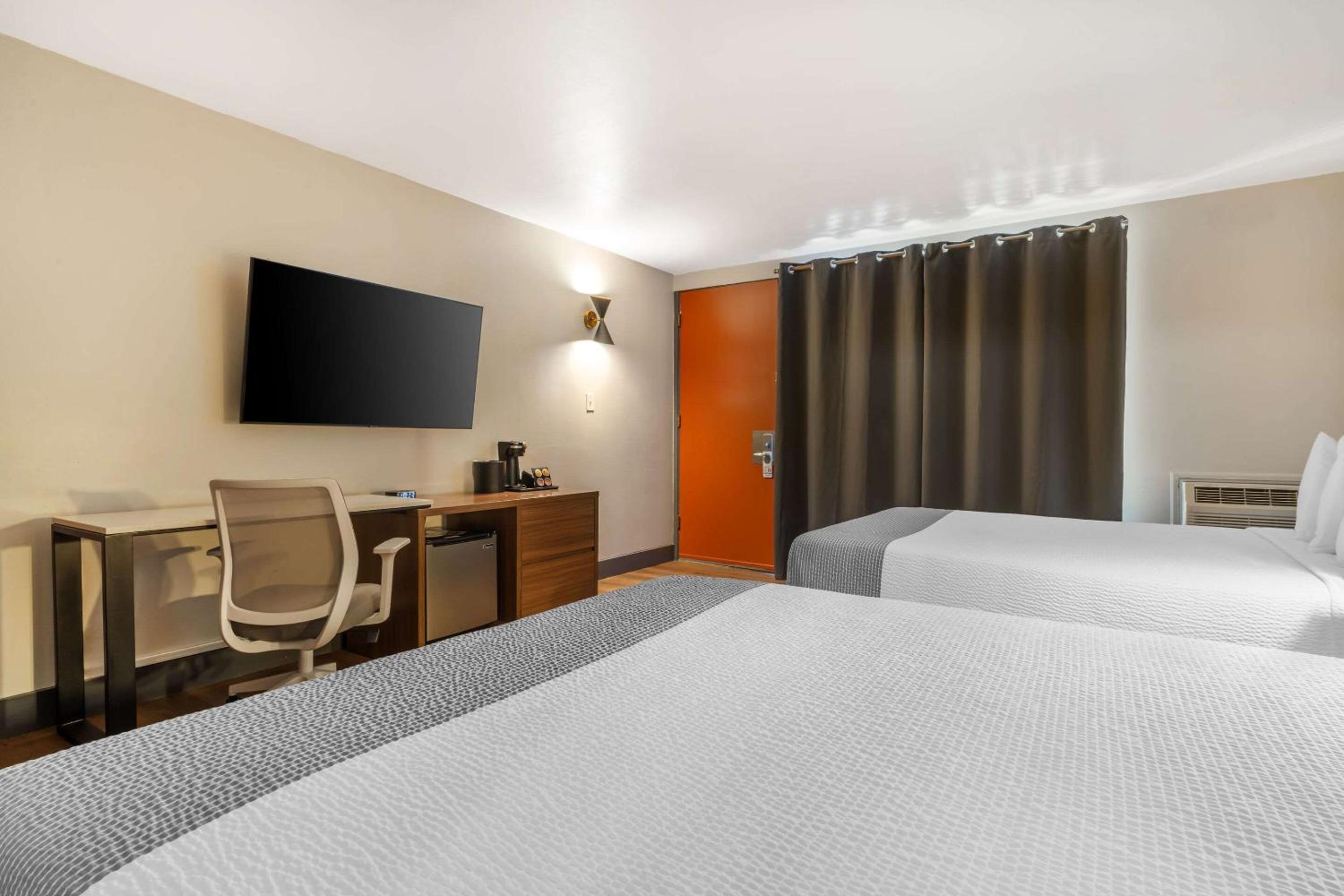 Large Quadruple Room with Two Queen Beds - Non Smoking - Photo 5