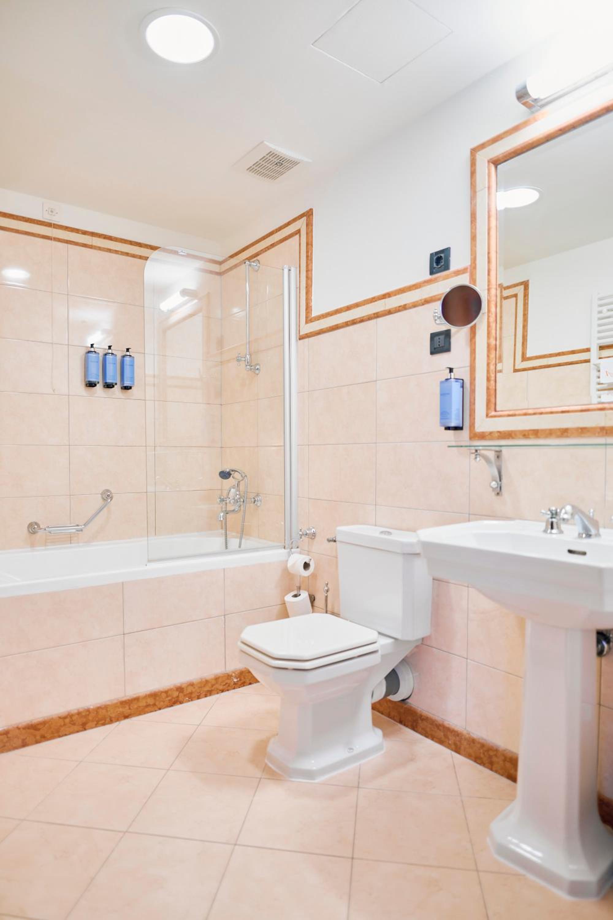 Economy Double or Twin Room photo 3