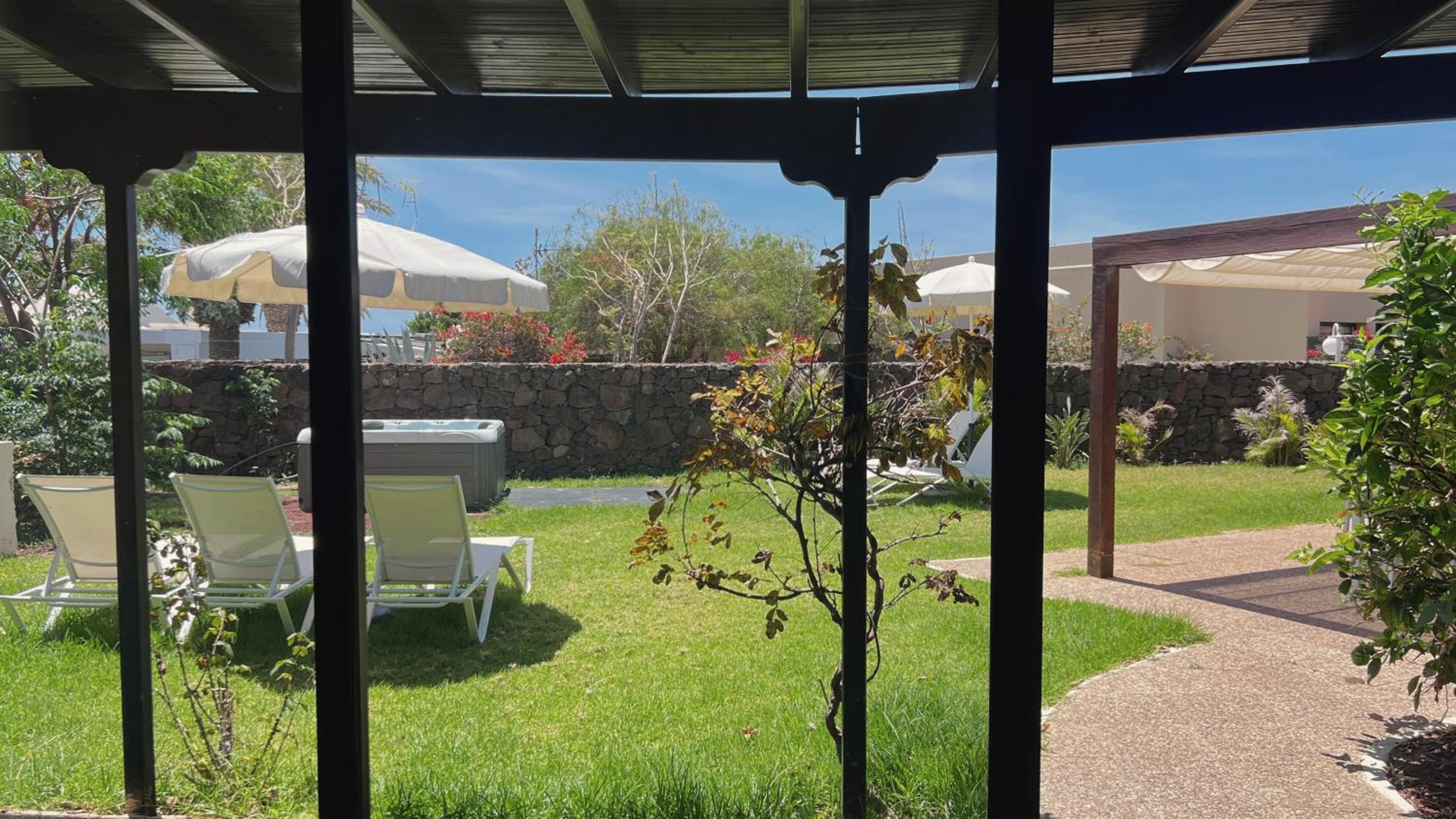 Three-Bedroom Cottage with hot tup photo 2