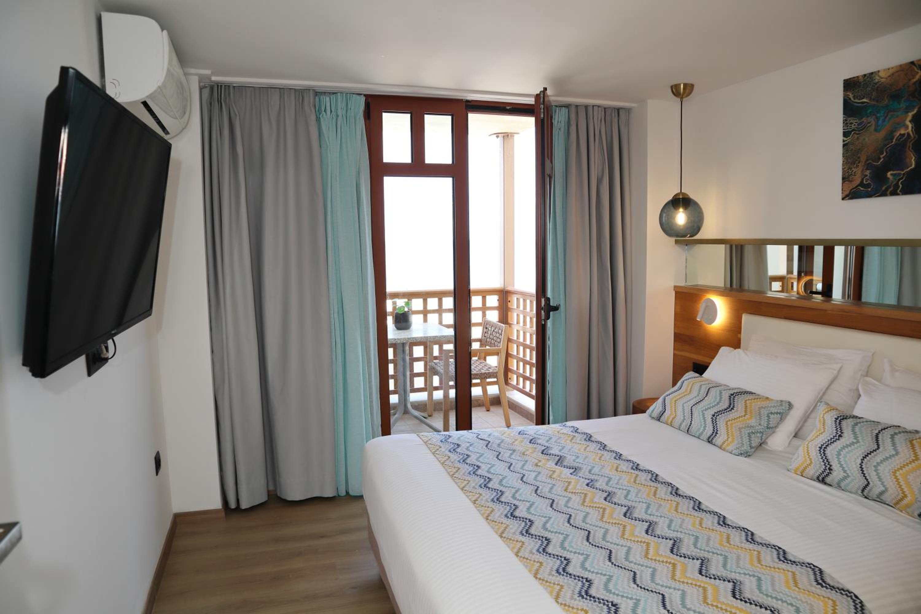 Superior Family Suite Sea View with Outdoor Jacuzzi