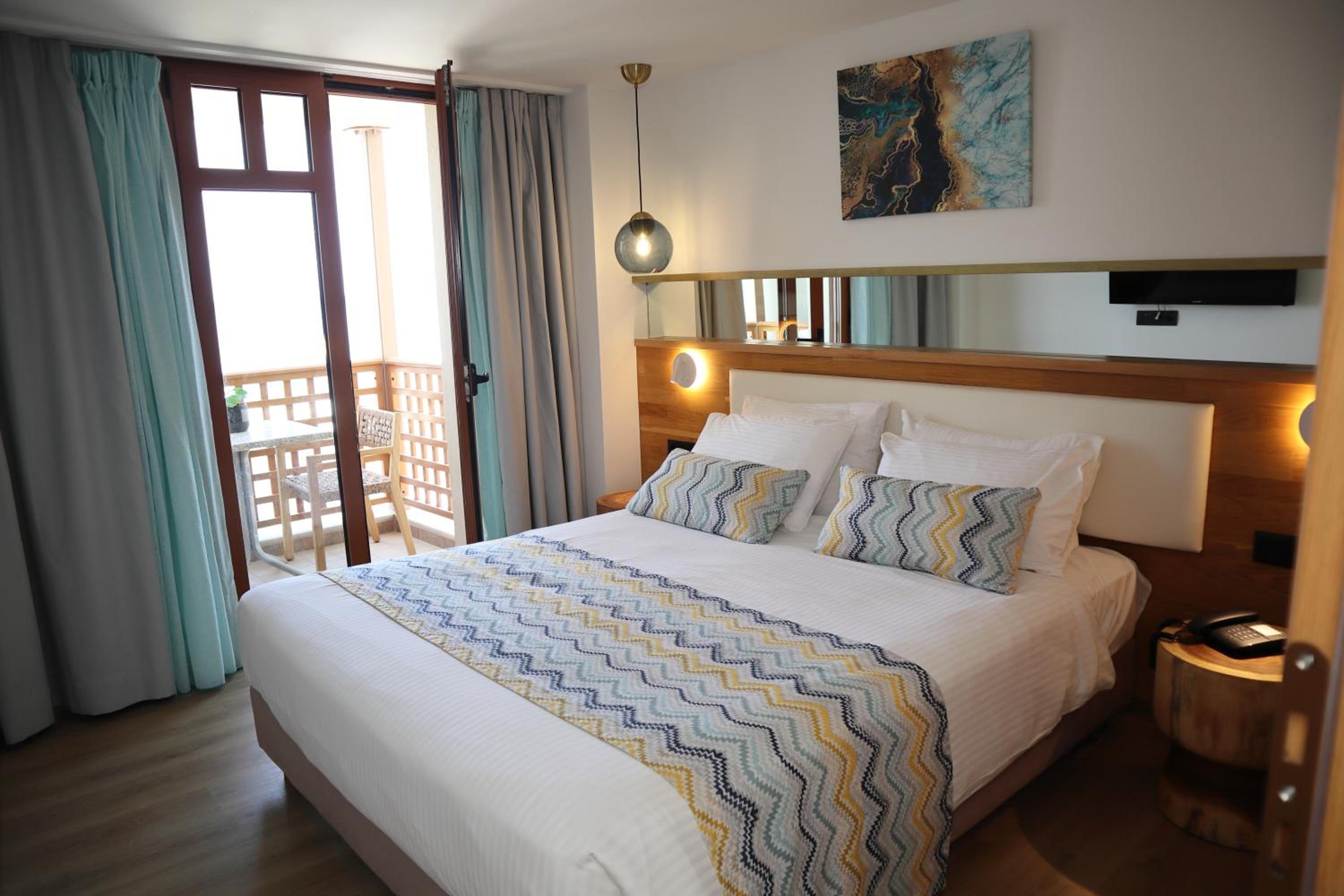 Superior Family Suite Sea View with Outdoor Jacuzzi thumbnail 5
