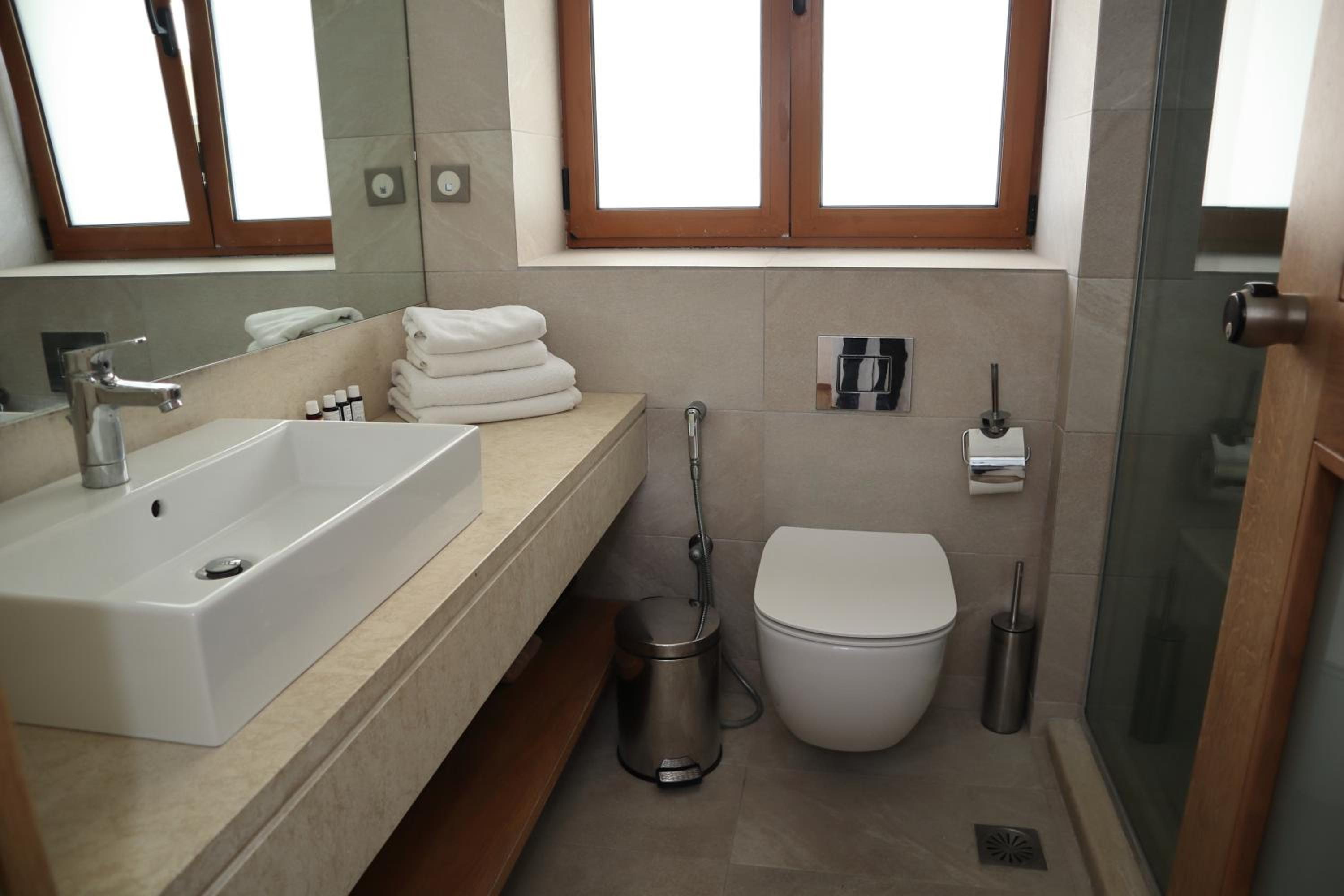 Superior Family Suite Sea View with Outdoor Jacuzzi thumbnail 6