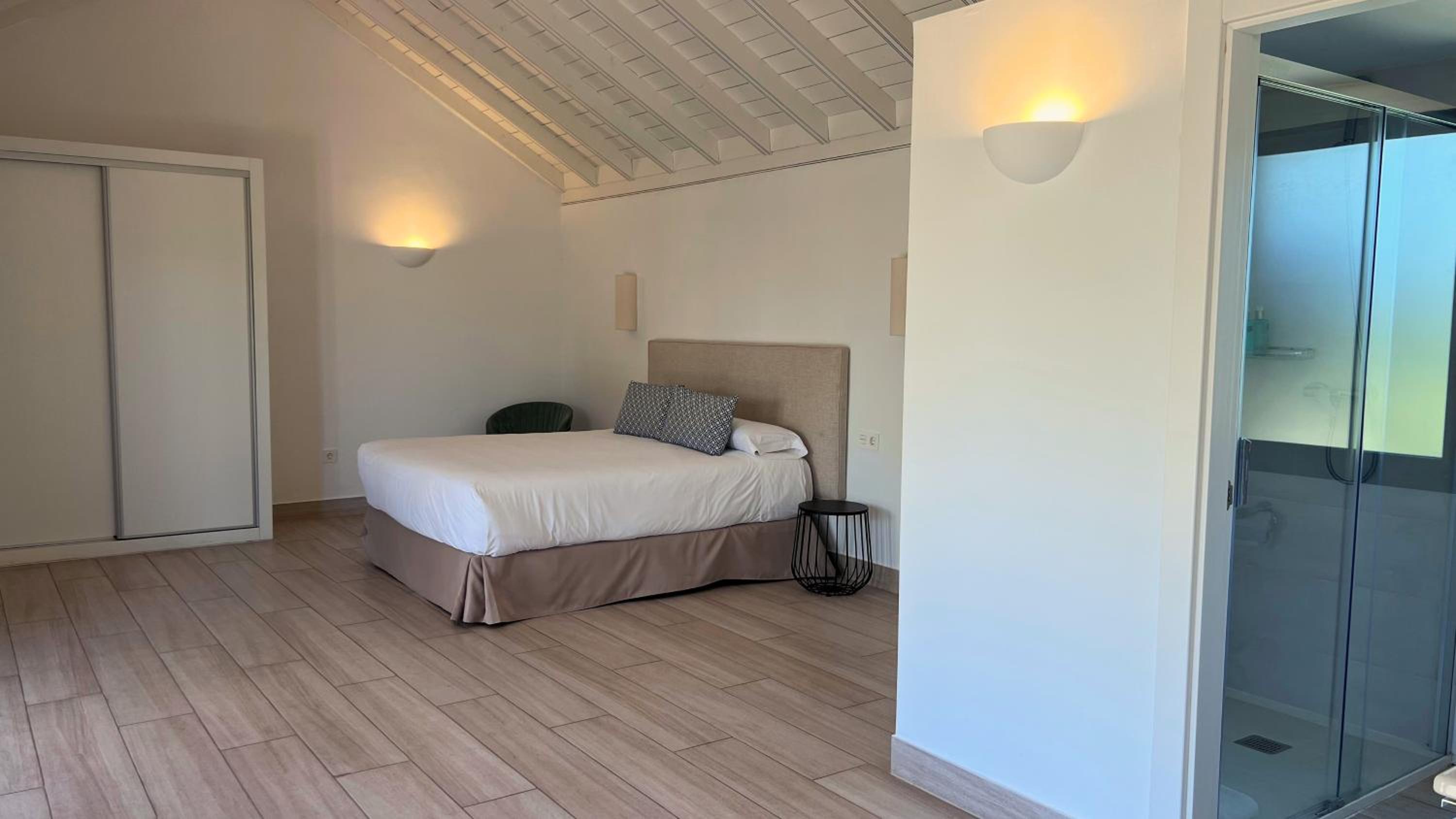 Three-Bedroom Cottage with hot tup photo 3