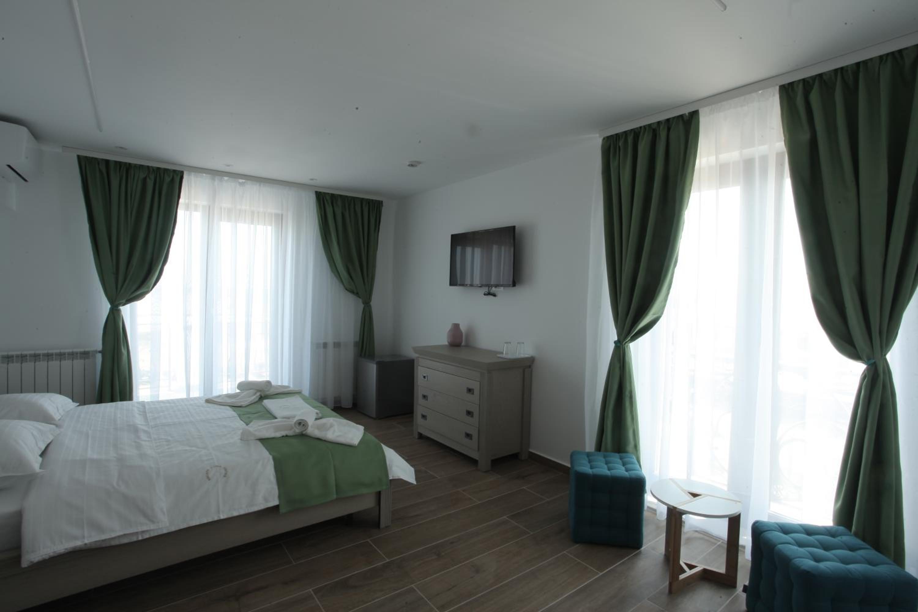 Deluxe Double Room with Sea View - Photo 3