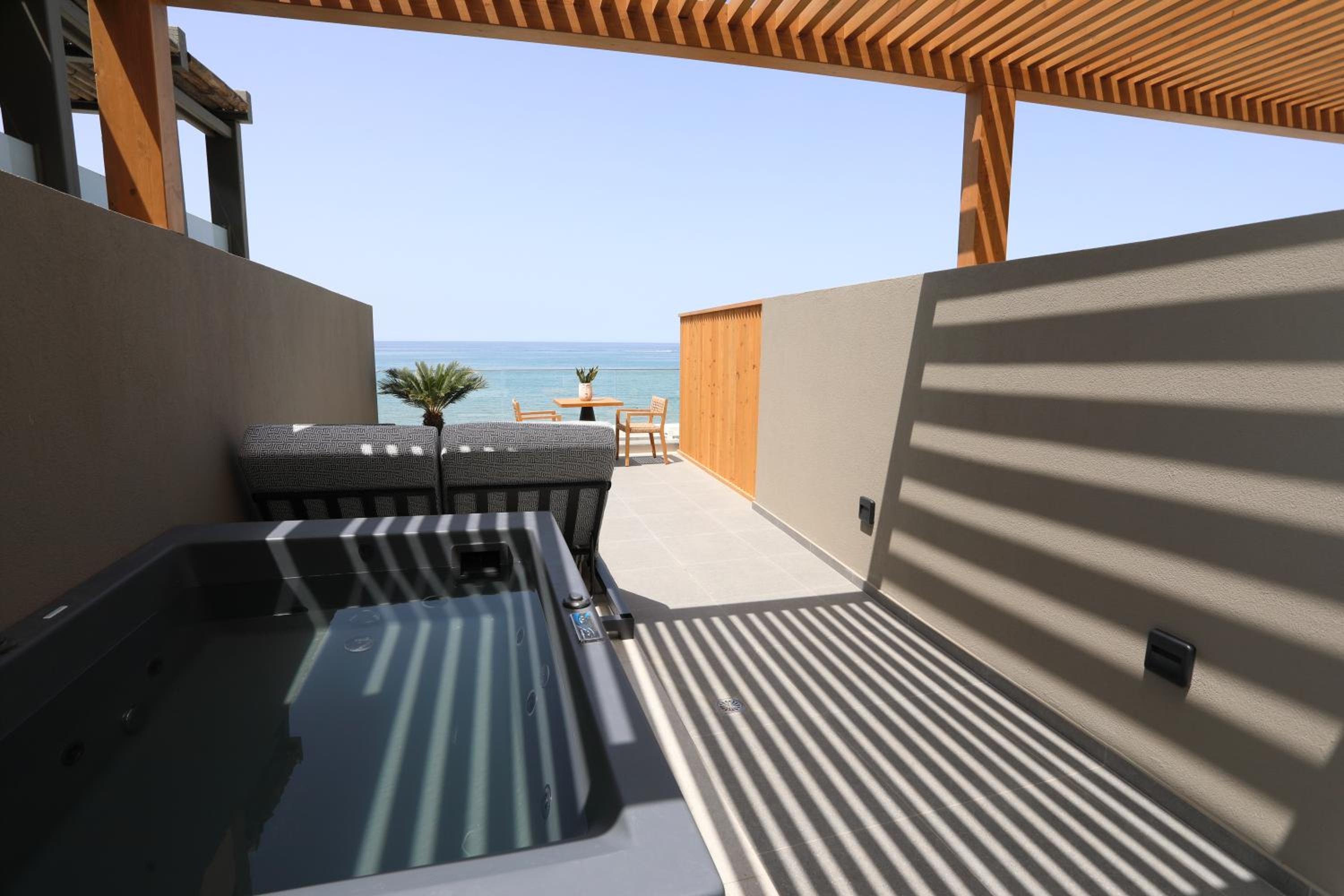 Deluxe Suite Sea View with Outdoor Jacuzzi photo 2