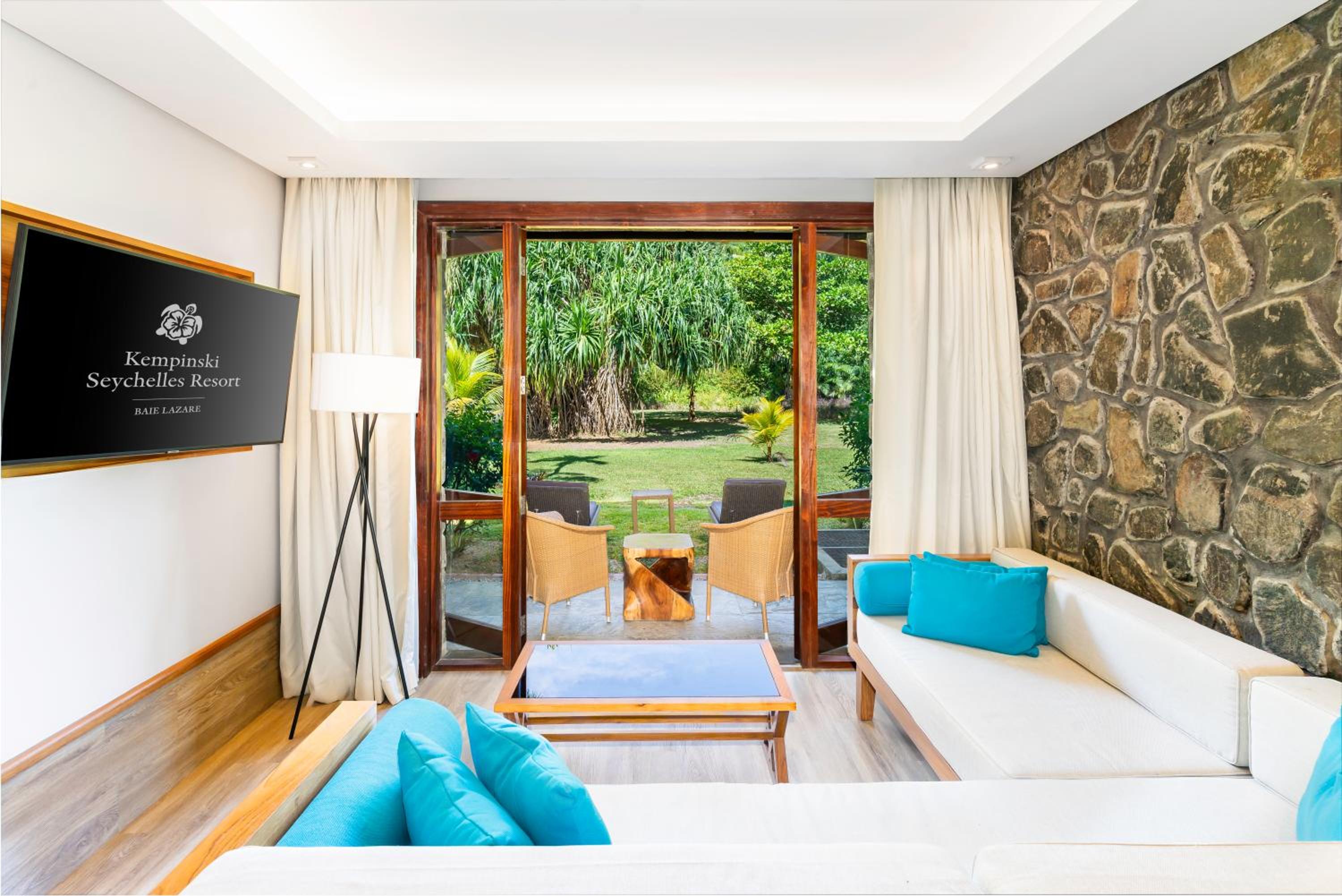 Deluxe Lagoon View Twin Room - Photo 9
