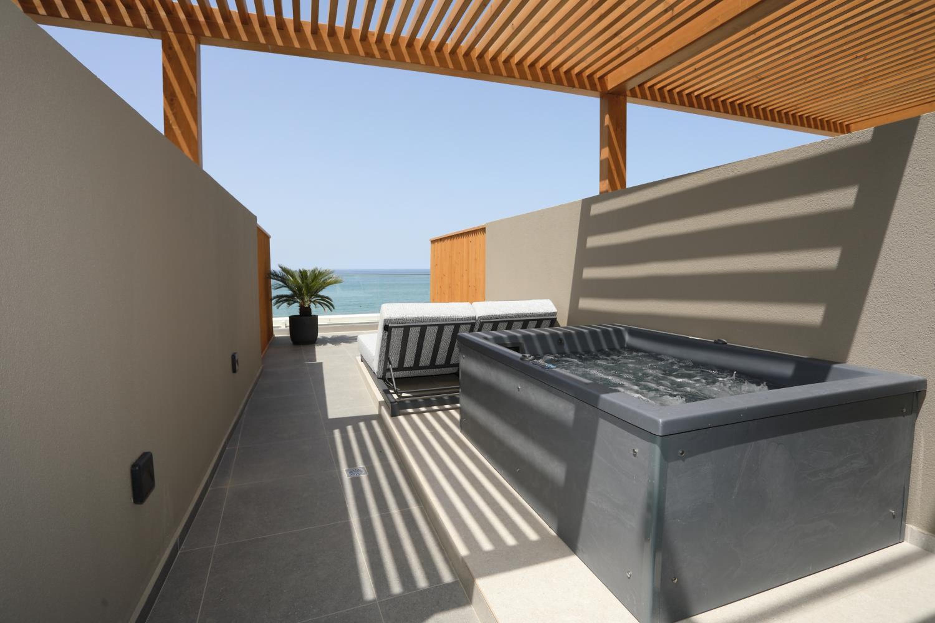Deluxe Suite Sea View with Outdoor Jacuzzi thumbnail 6