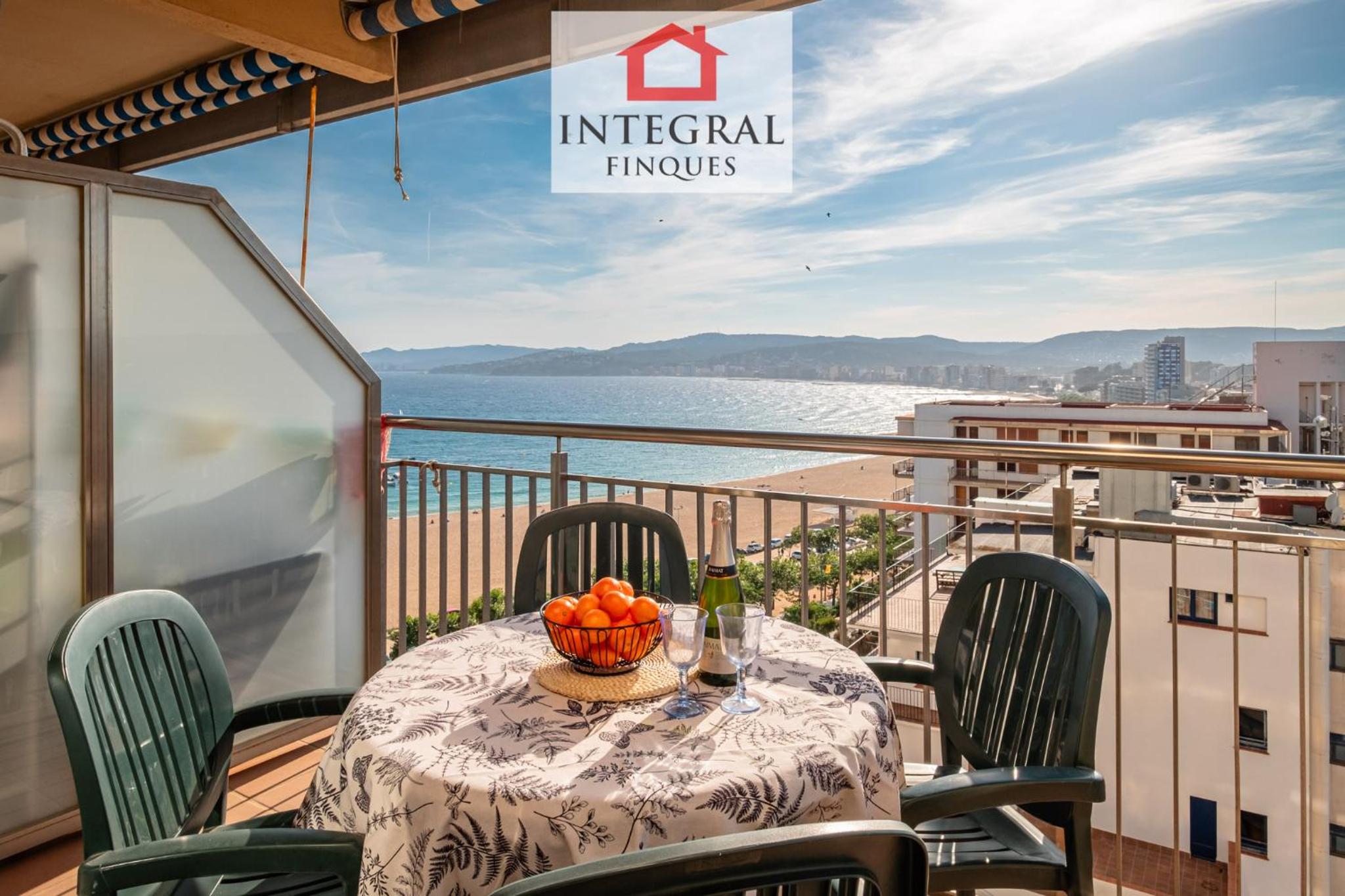 Apartamento de una habitación con vista al mar y balcón.