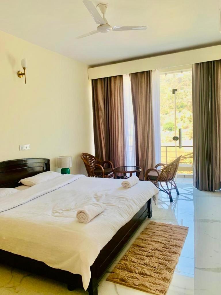 Deluxe Double Room with Balcony photo 2
