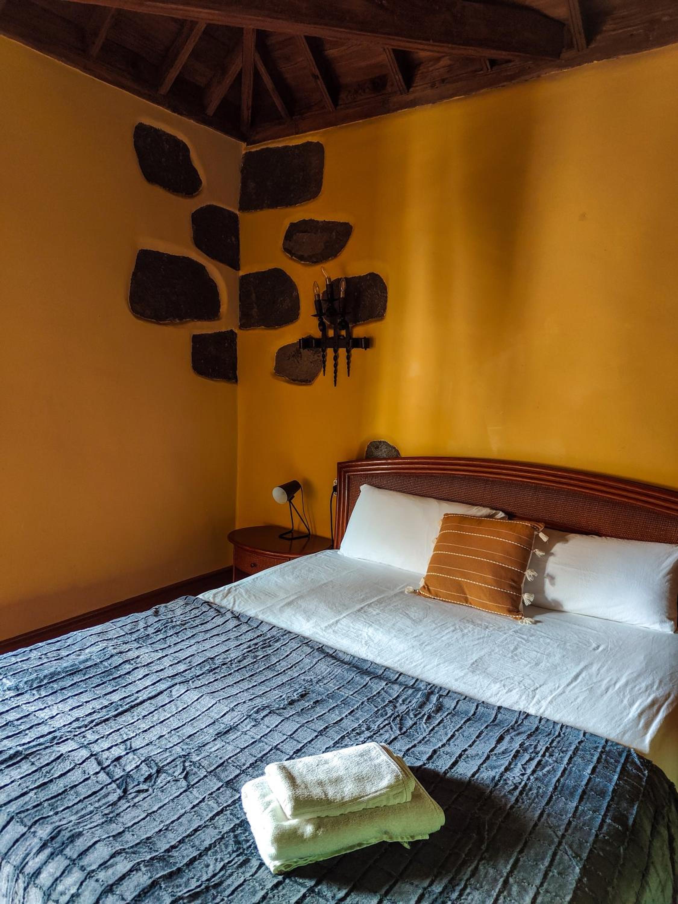 Apartamento clásico de una habitación con cama king-size.