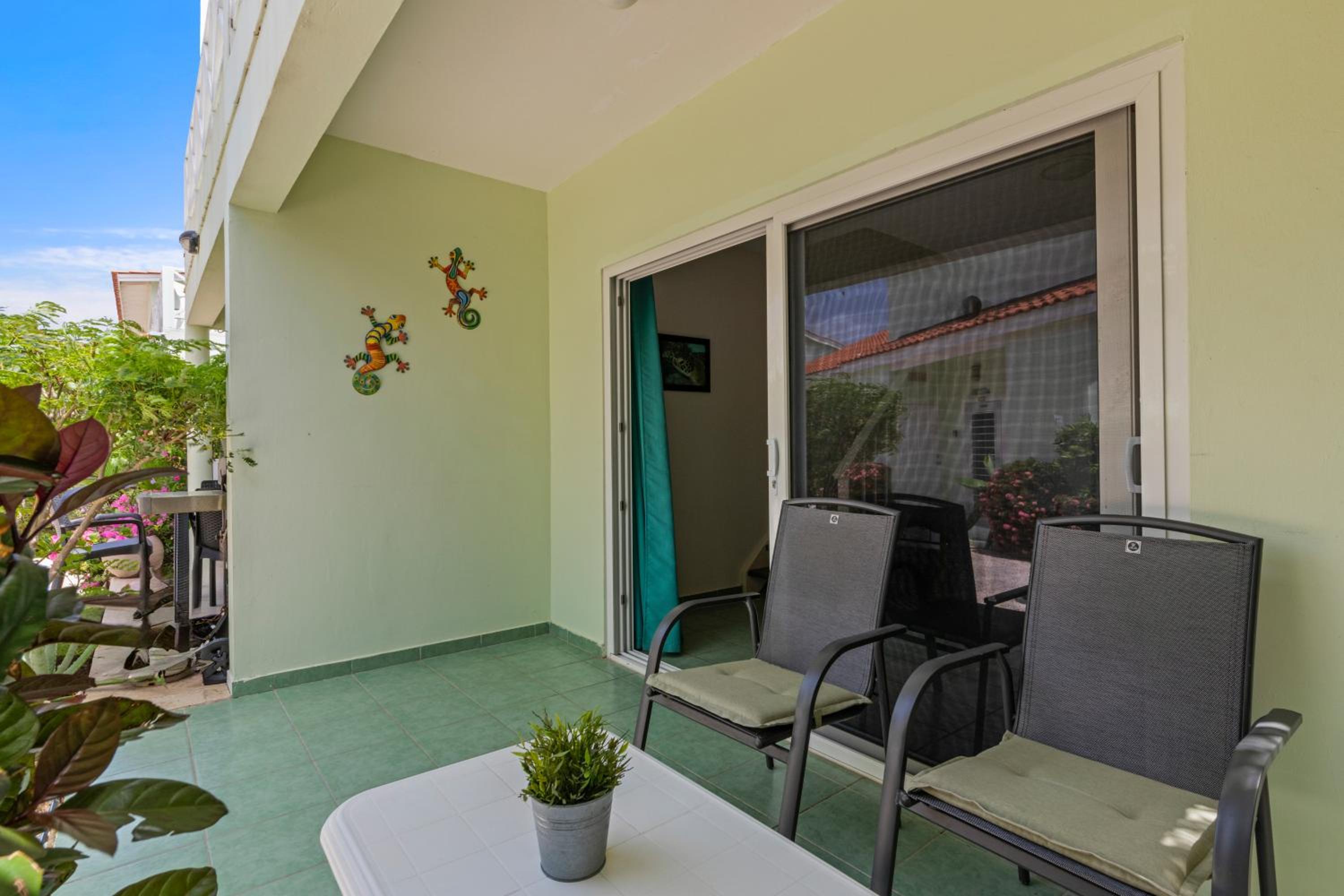 One-Bedroom Apartment with Garden View photo 3