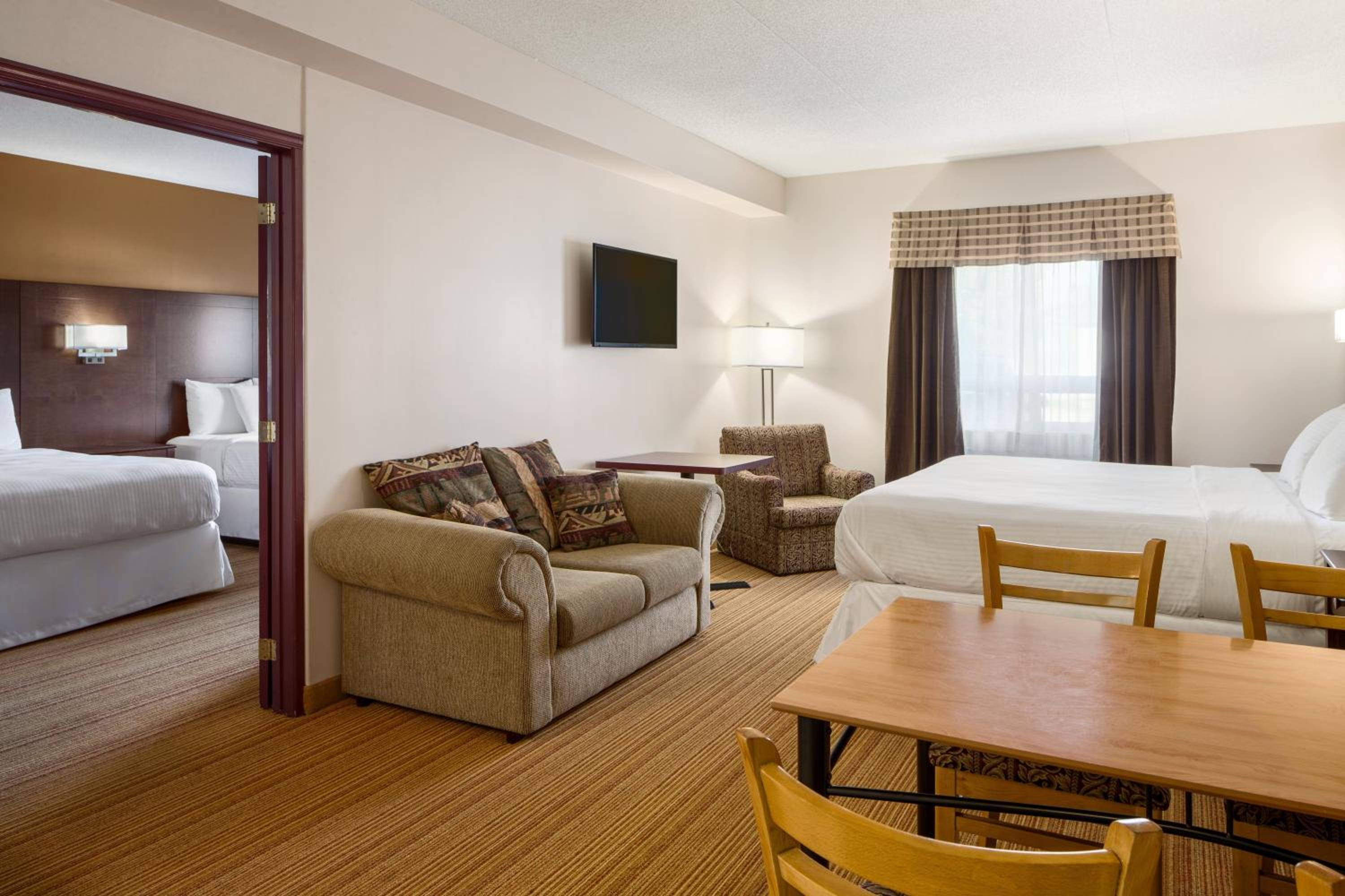 Efficiency Family Deluxe Room - Non-Smoking - Photo 2