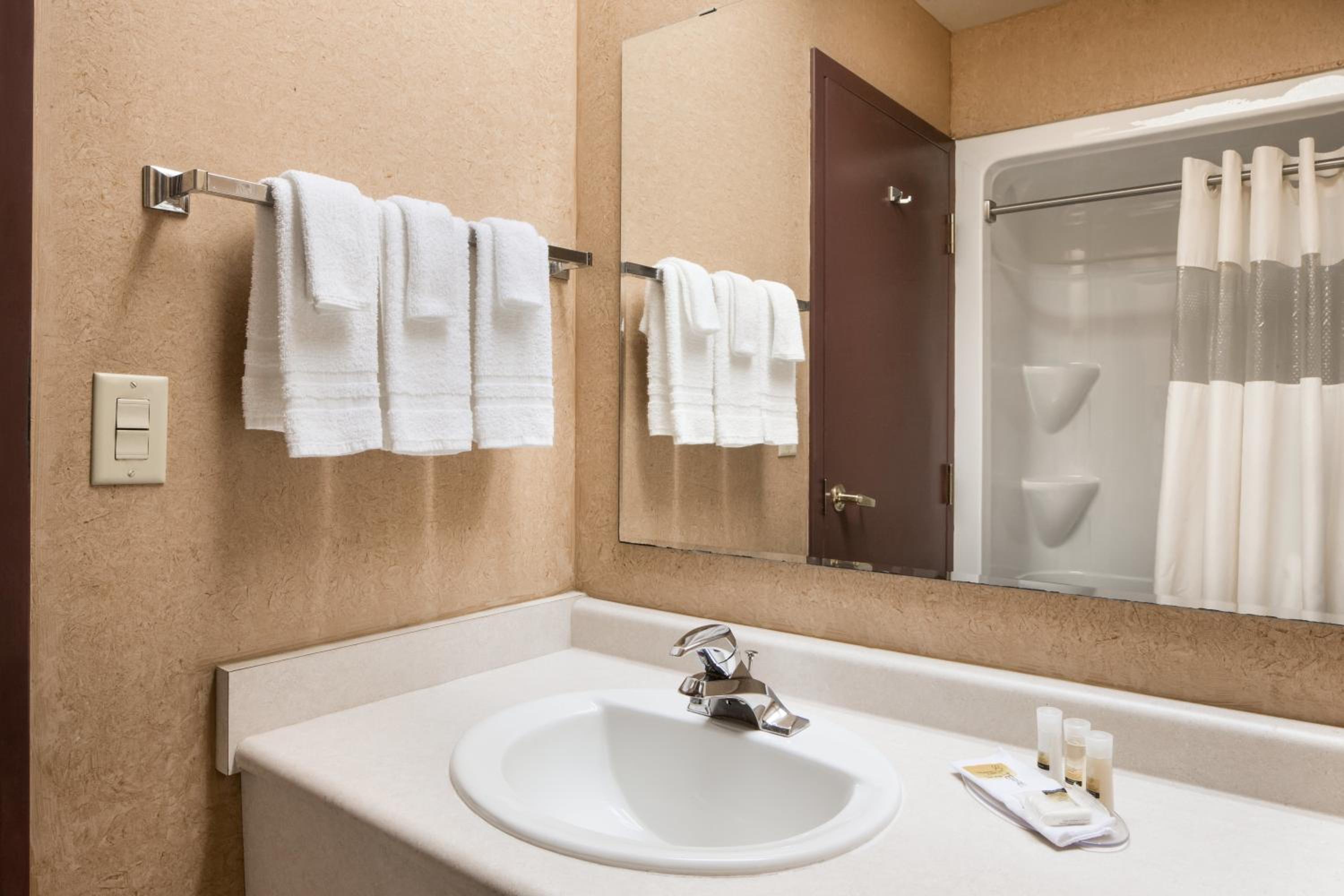 Deluxe King Room - Non-Smoking - Photo 2
