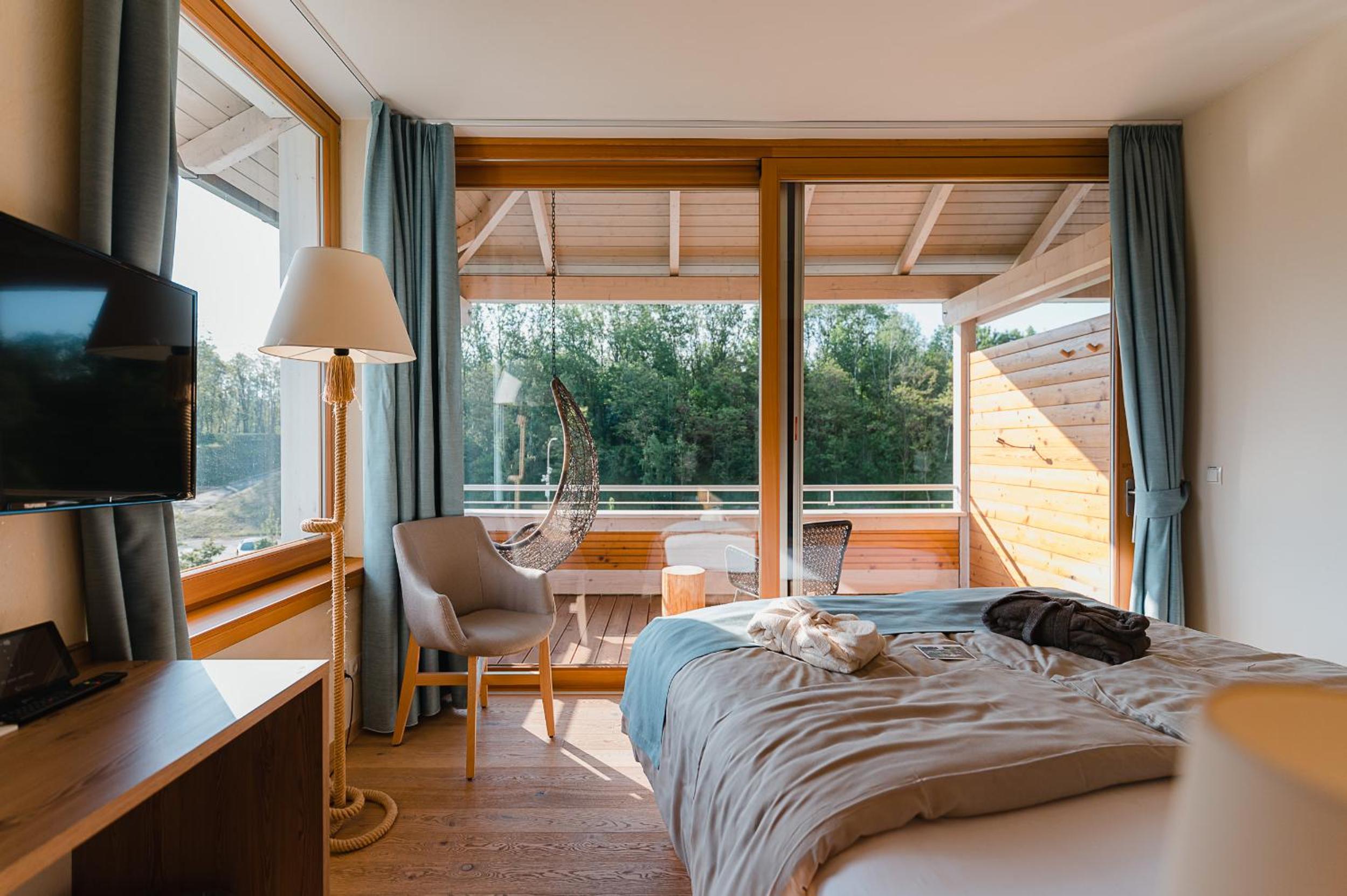 Double Room with Balcony and Side Lake View - Photo 3