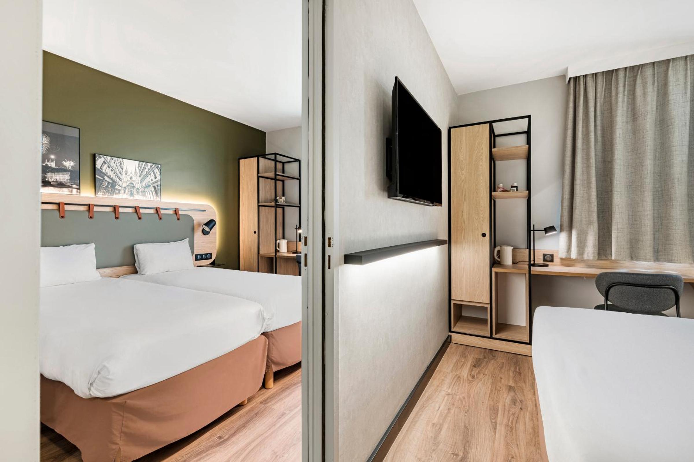 Quadruple Room with One Double Bed and Two Single Beds or Sofa Bed thumbnail 5