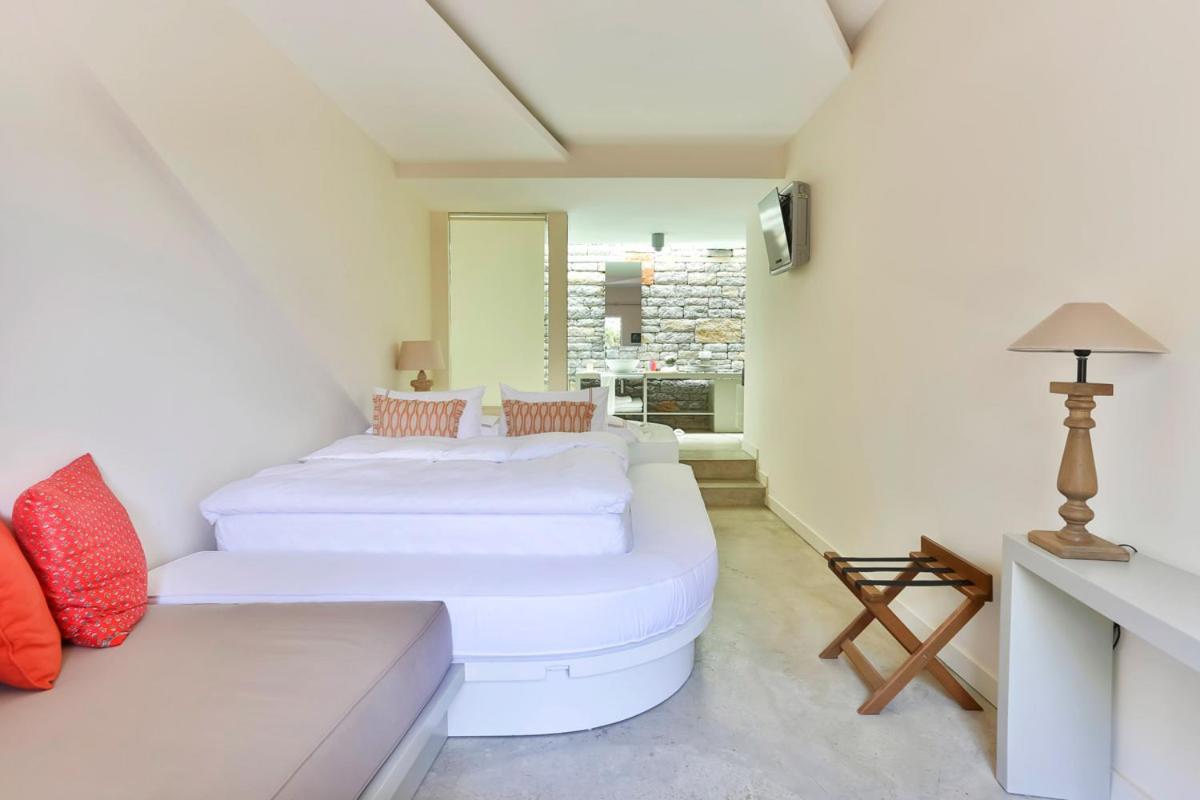 Deluxe Suite with Spa Bath photo 3
