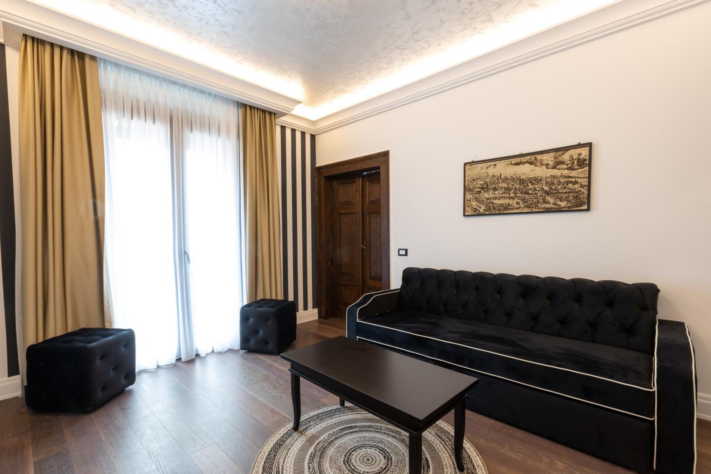Deluxe Suite with Spa Bath - Photo 5