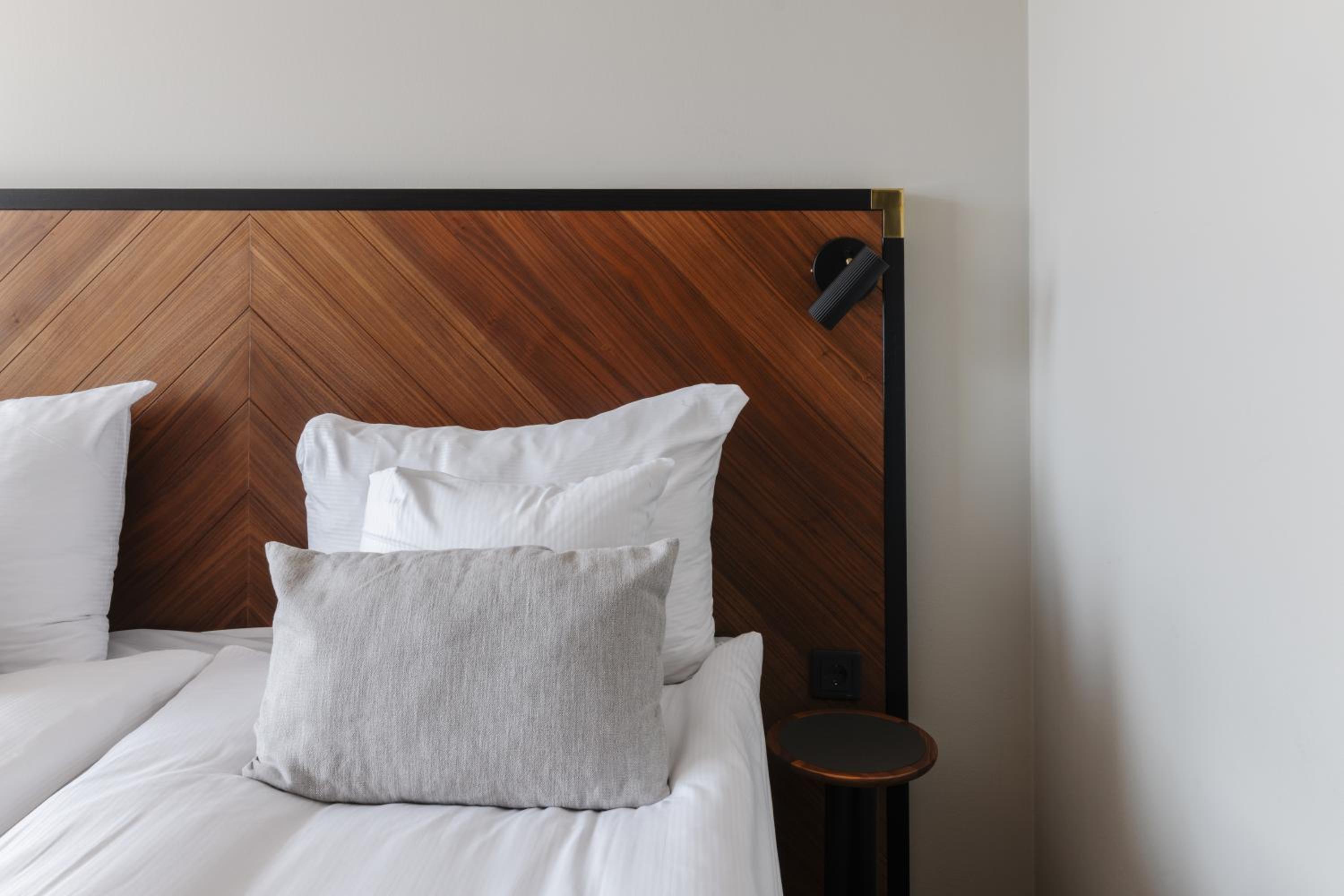 Superior King Room thumbnail 5