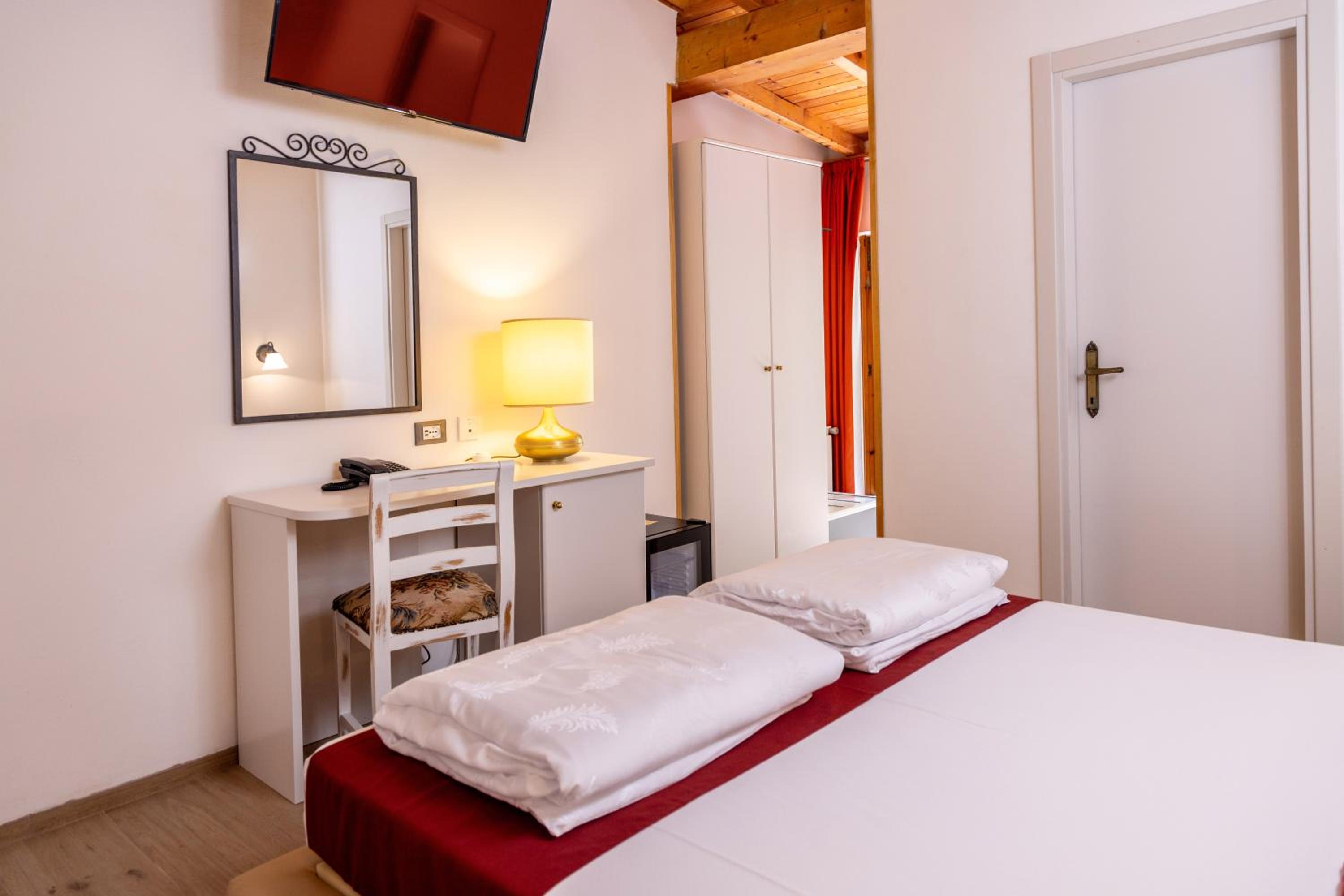 Double Room Attic - Mountain Side - Photo 17
