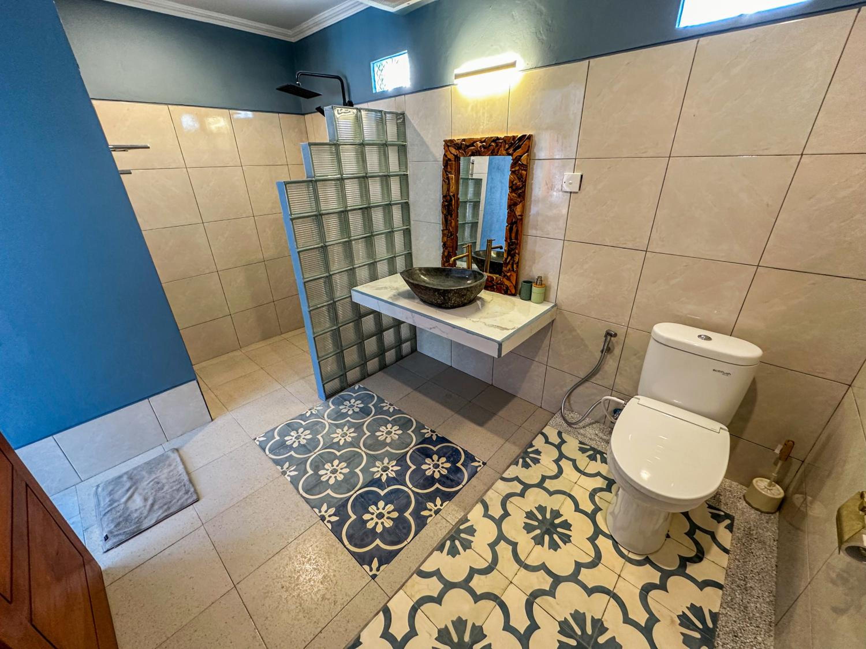 Two-Bedroom Apartment with Mountain View - Photo 9