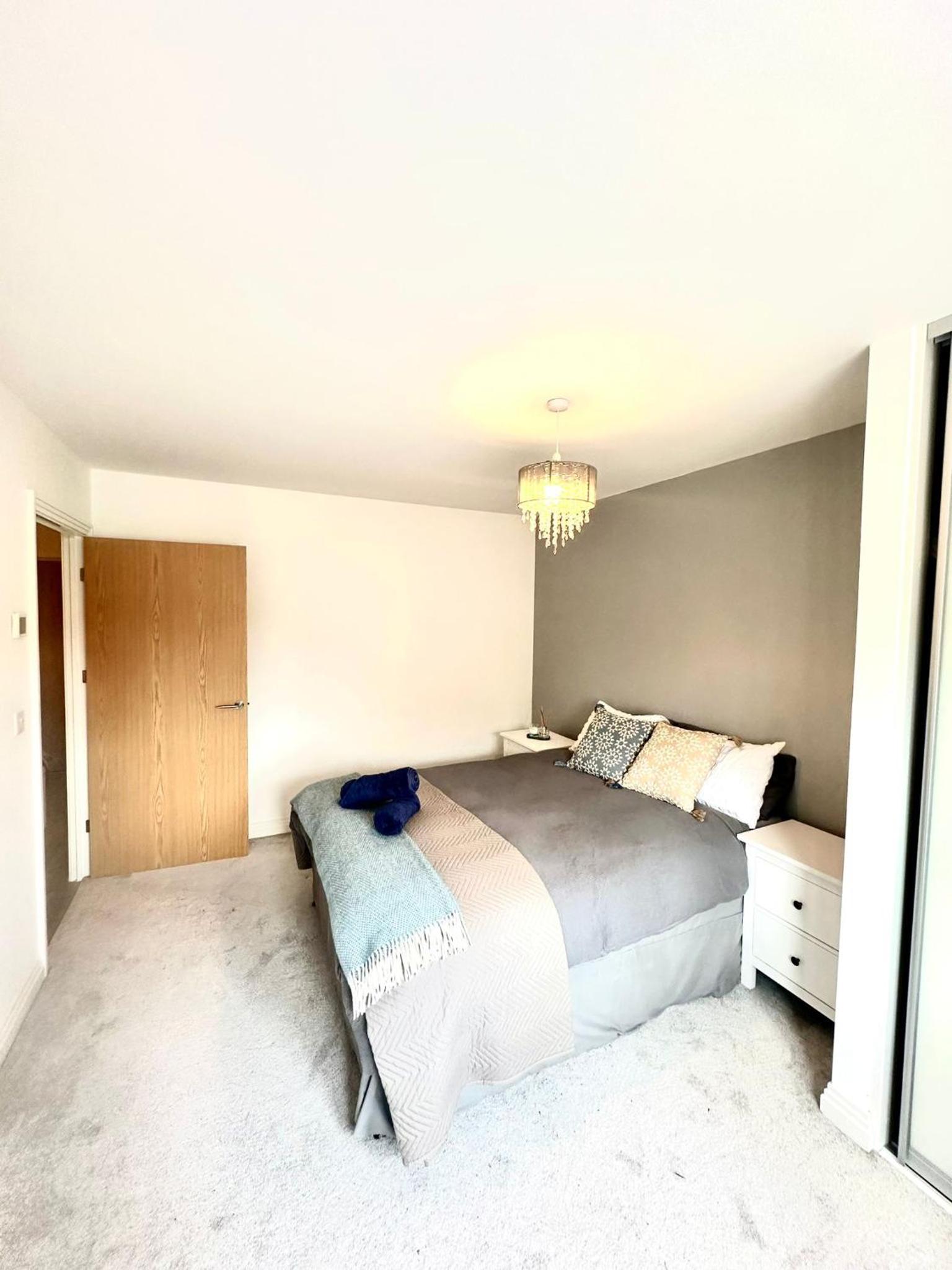 One-Bedroom Apartment photo 1