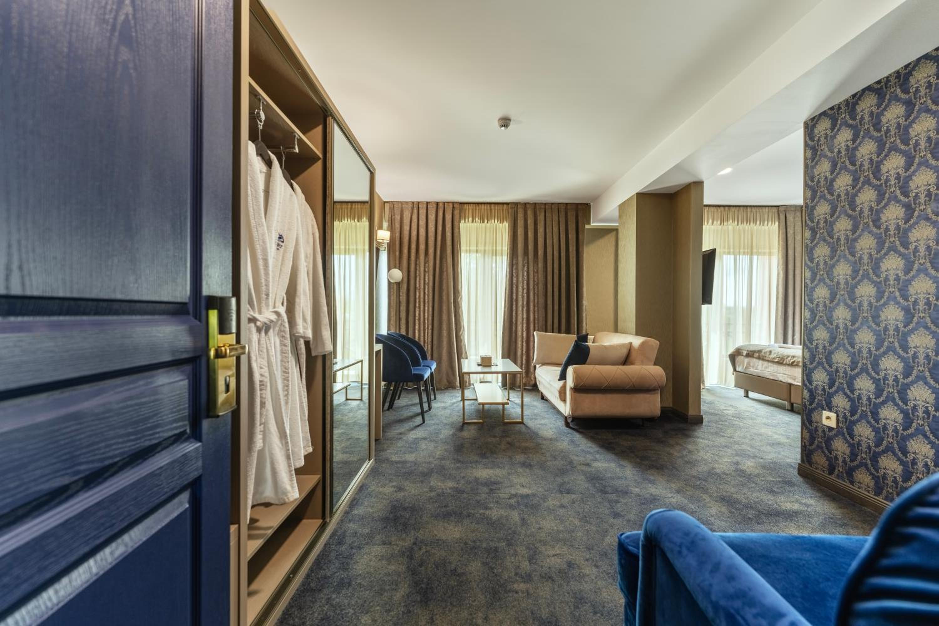 Superior Suite - Photo 18