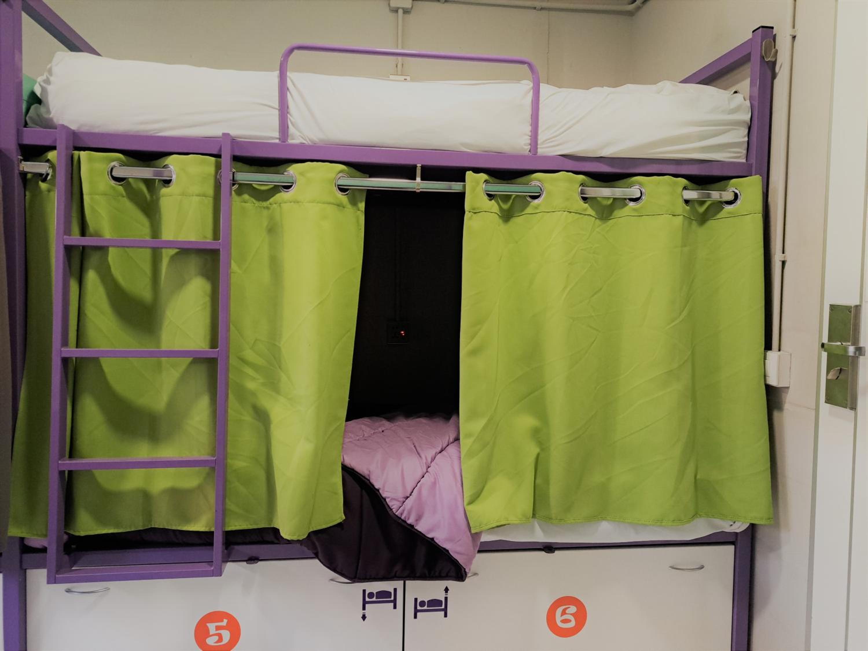 Cama en habitación compartida para mujeres de 6 camas con baño compartido