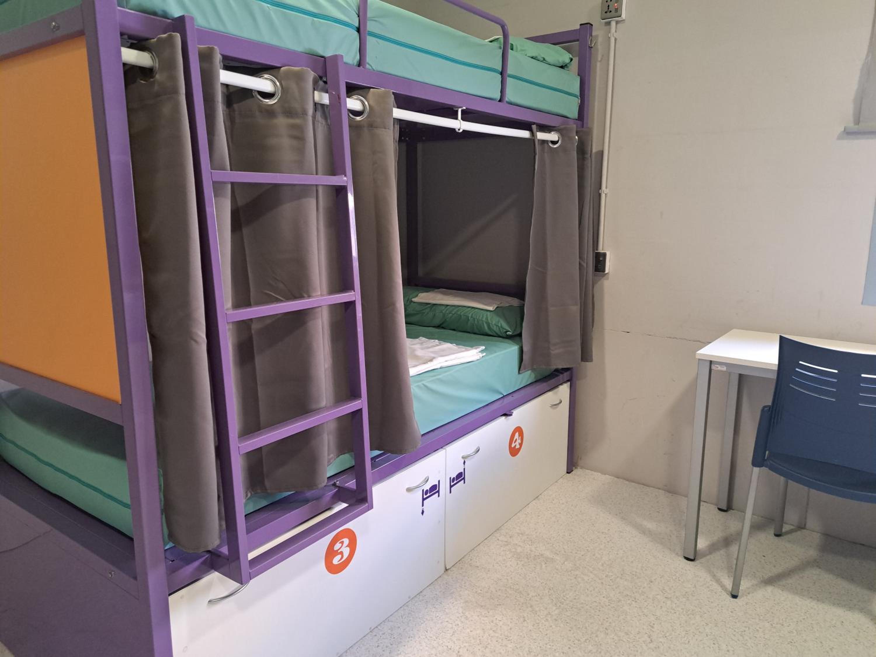 Cama en Dormitorio Mixto de 8 Camas con Baño Compartido