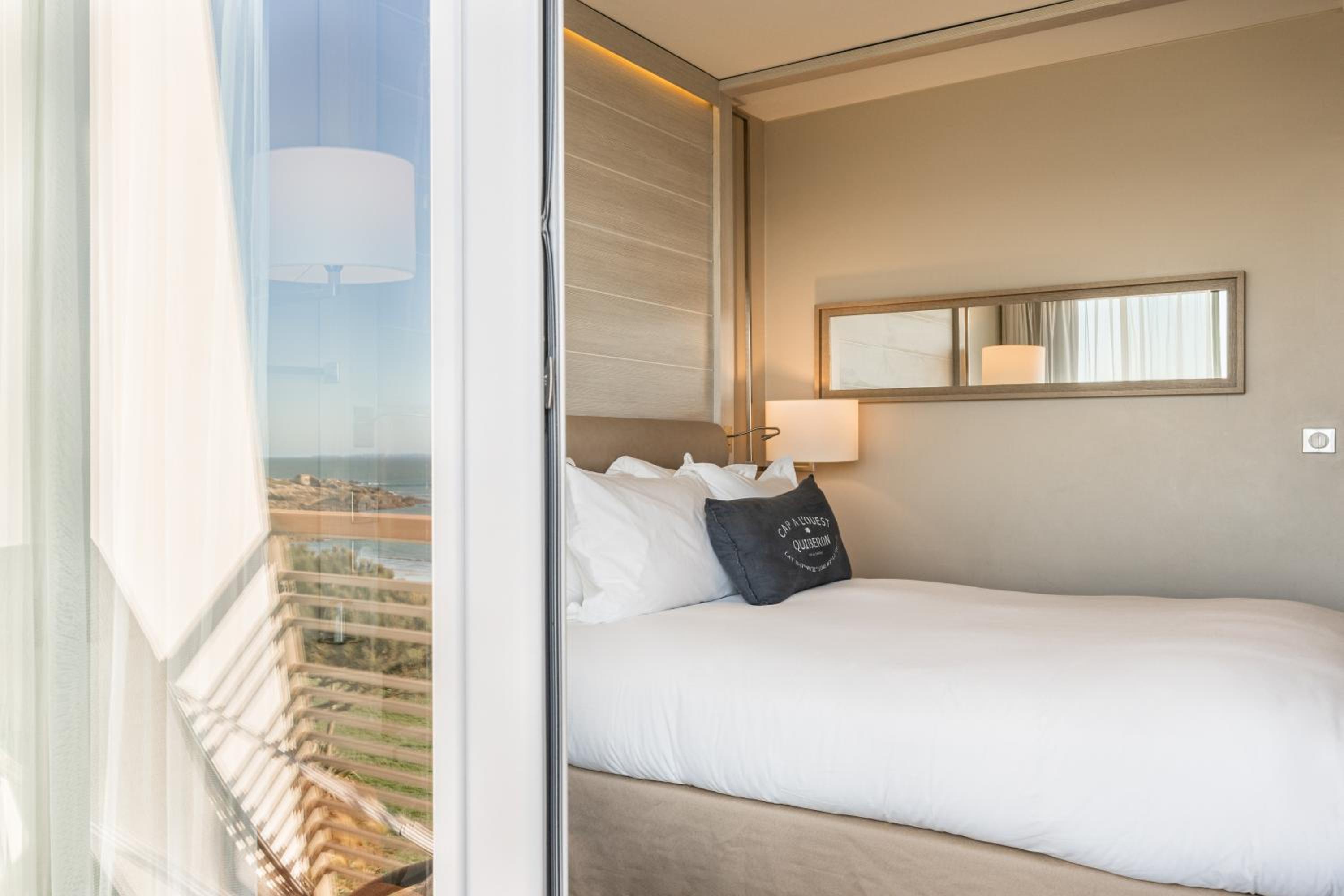 Superior Twin Room with Balcony - Facing The Sea - Photo 5
