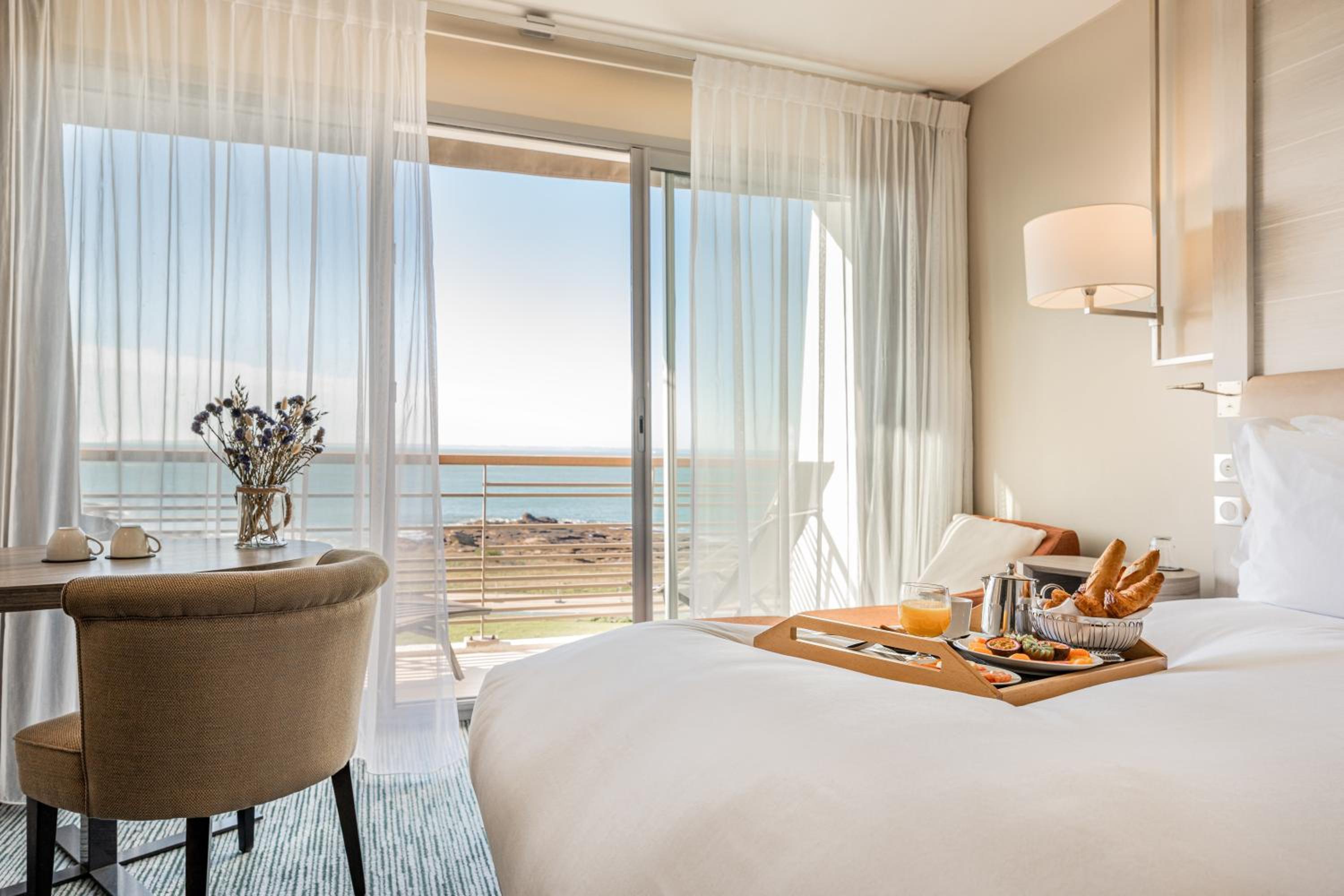Superior Twin Room with Balcony - Facing The Sea - Photo 4