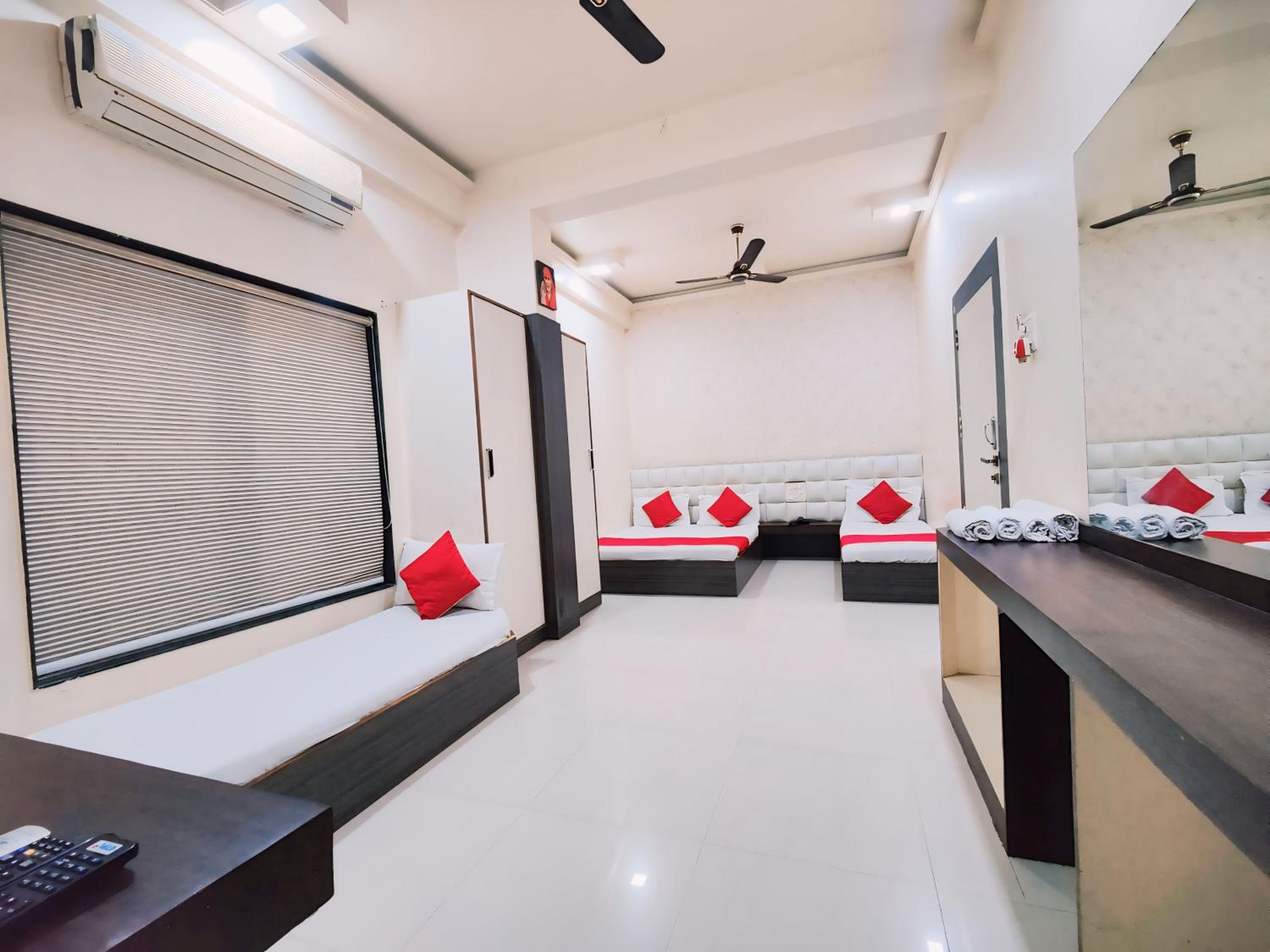 Quadruple Room with Balcony - Photo 1