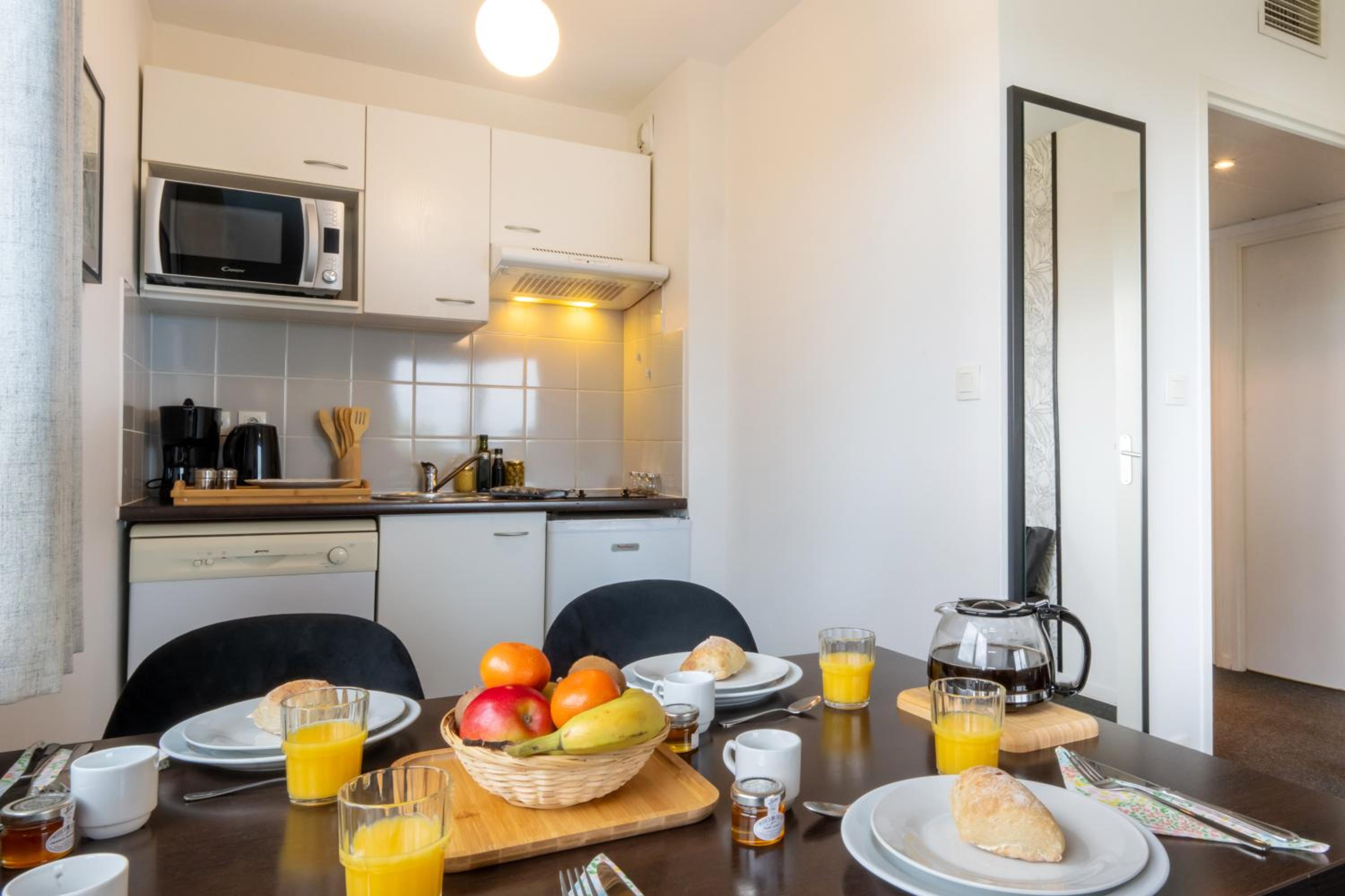 One-Bedroom Apartment - Photo 2