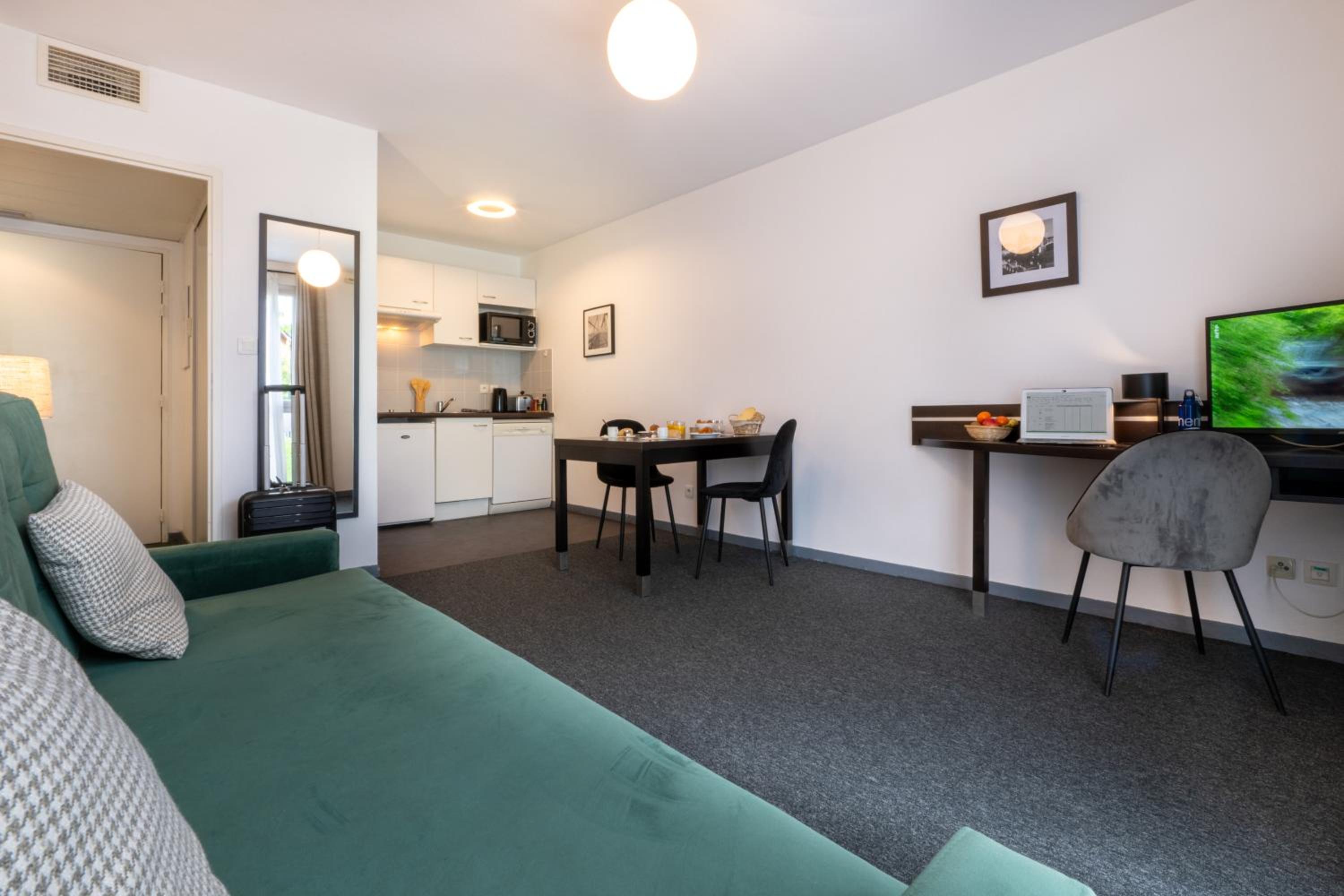 One-Bedroom Apartment - Photo 6
