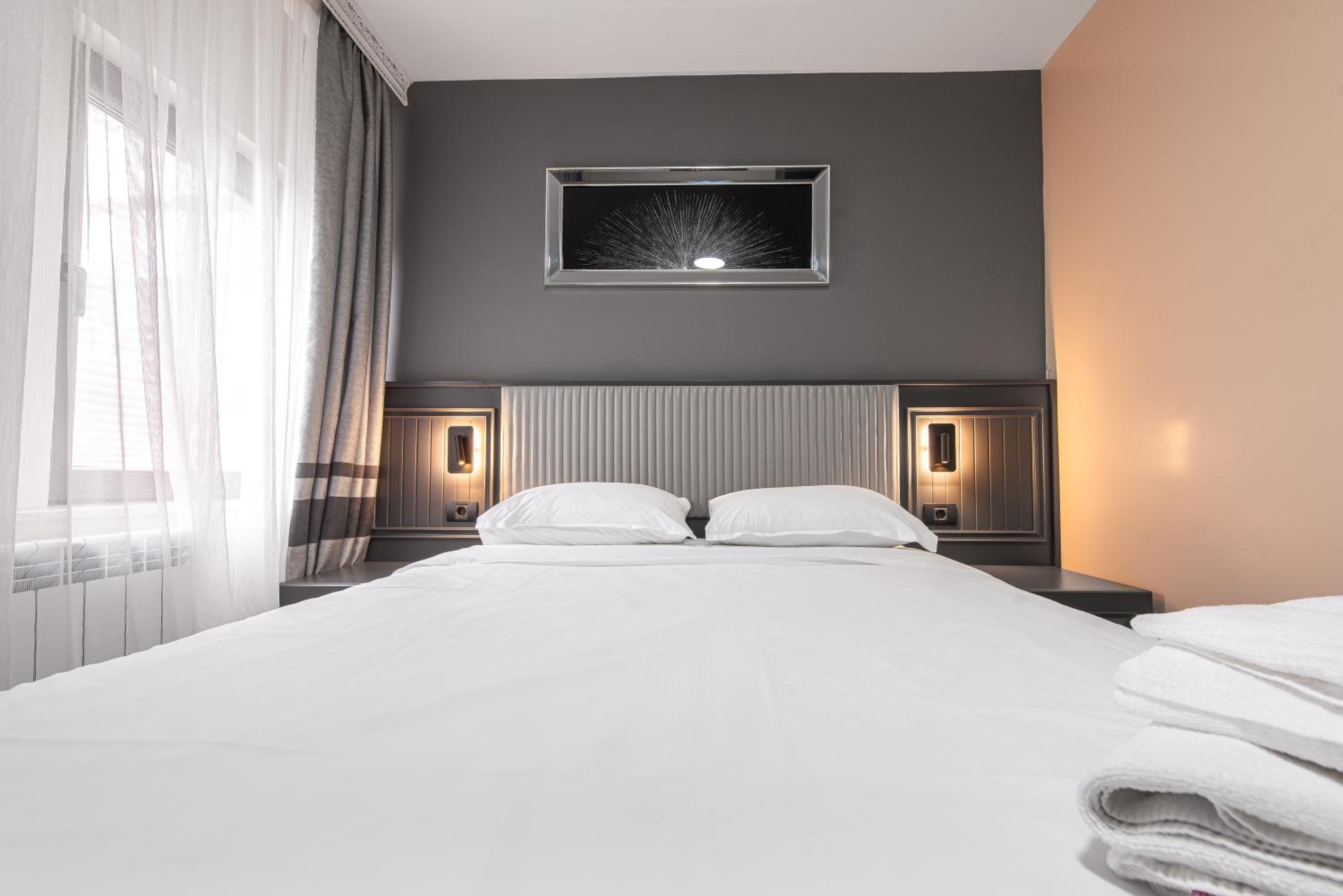 Standard Double Room - Photo 11