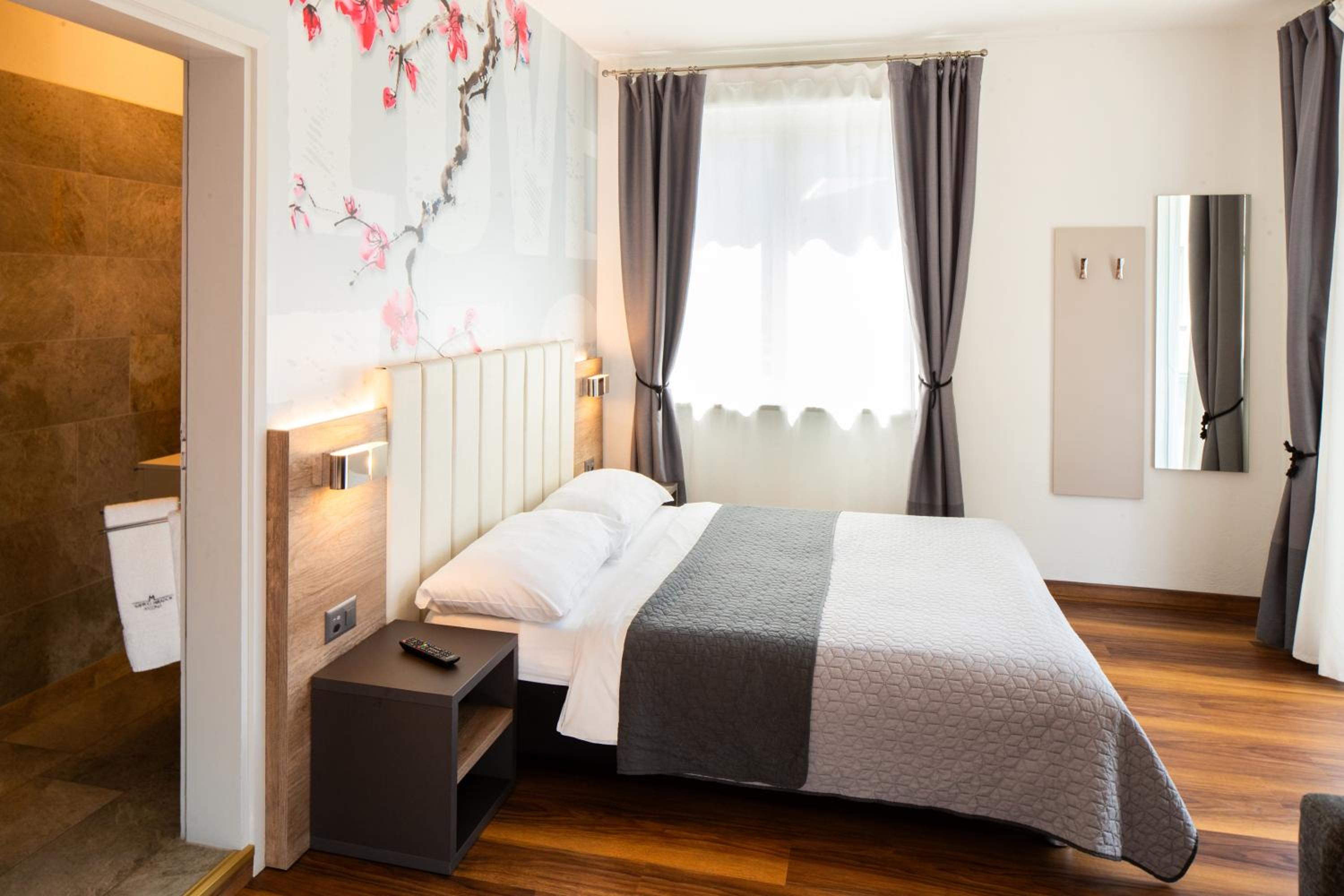 Deluxe Double Room with Balcony photo 1