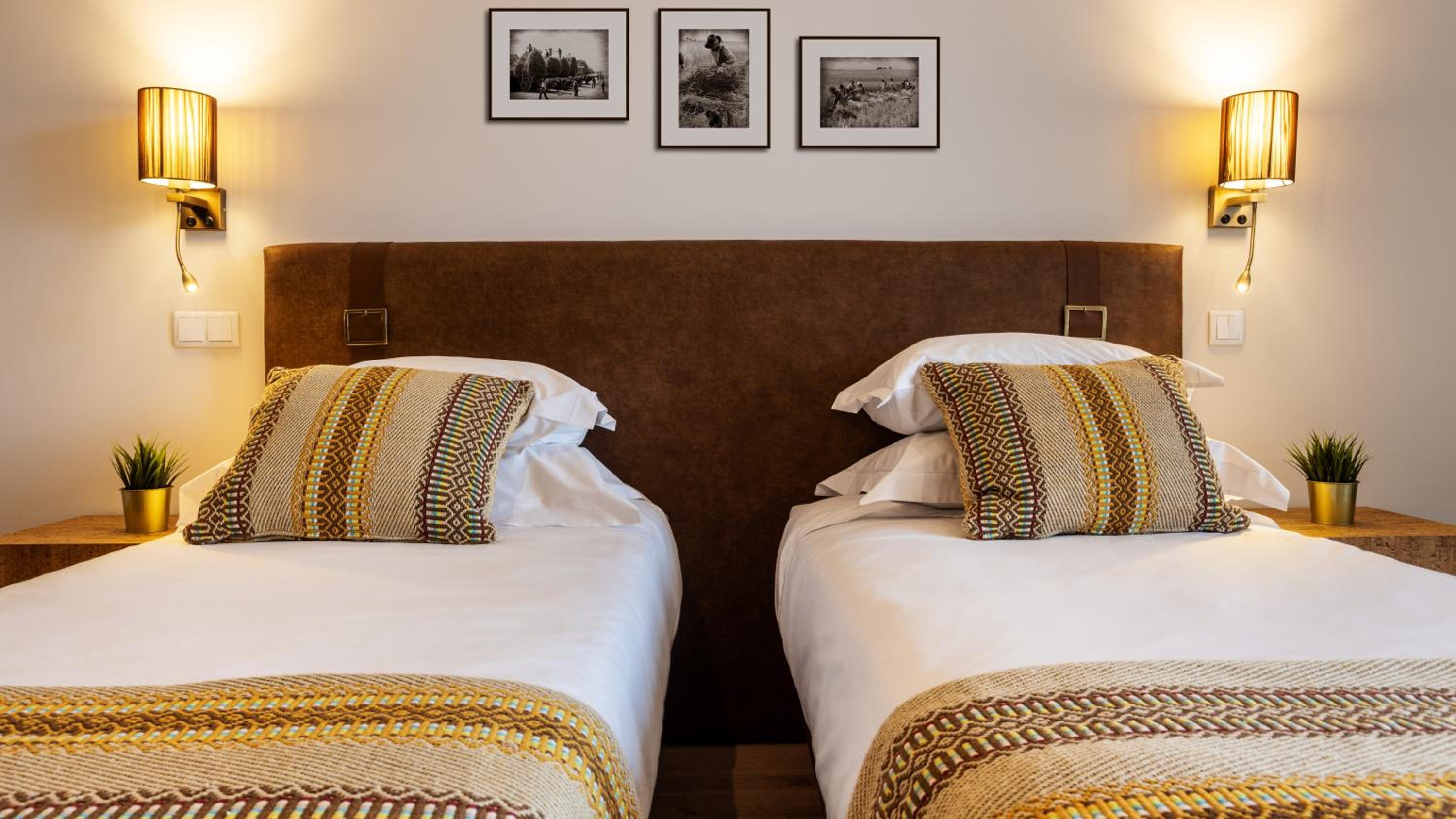 Superior Double or Twin Room with Pool View photo 2