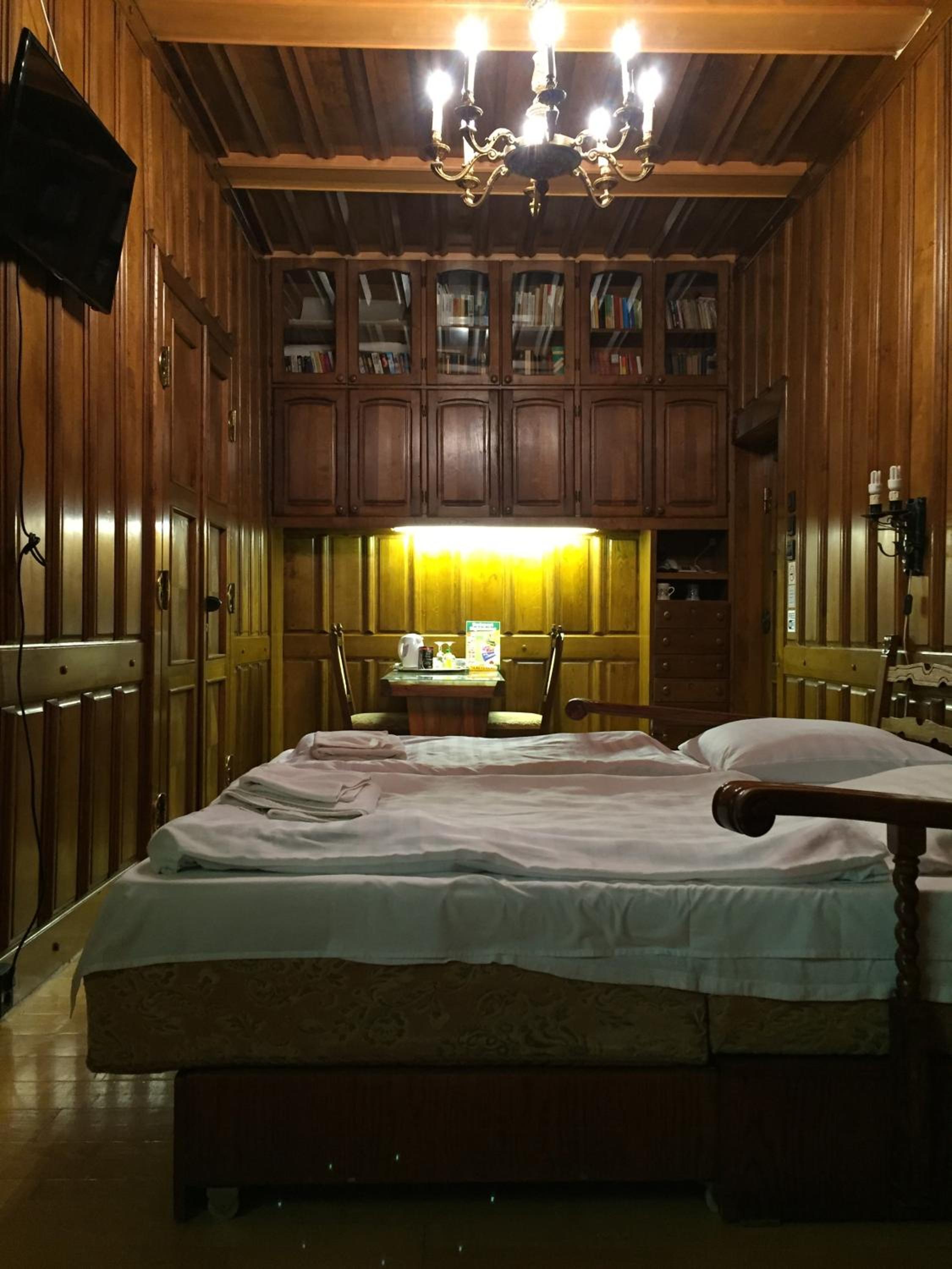 Executive One-Bedroom Apartment - Photo 4