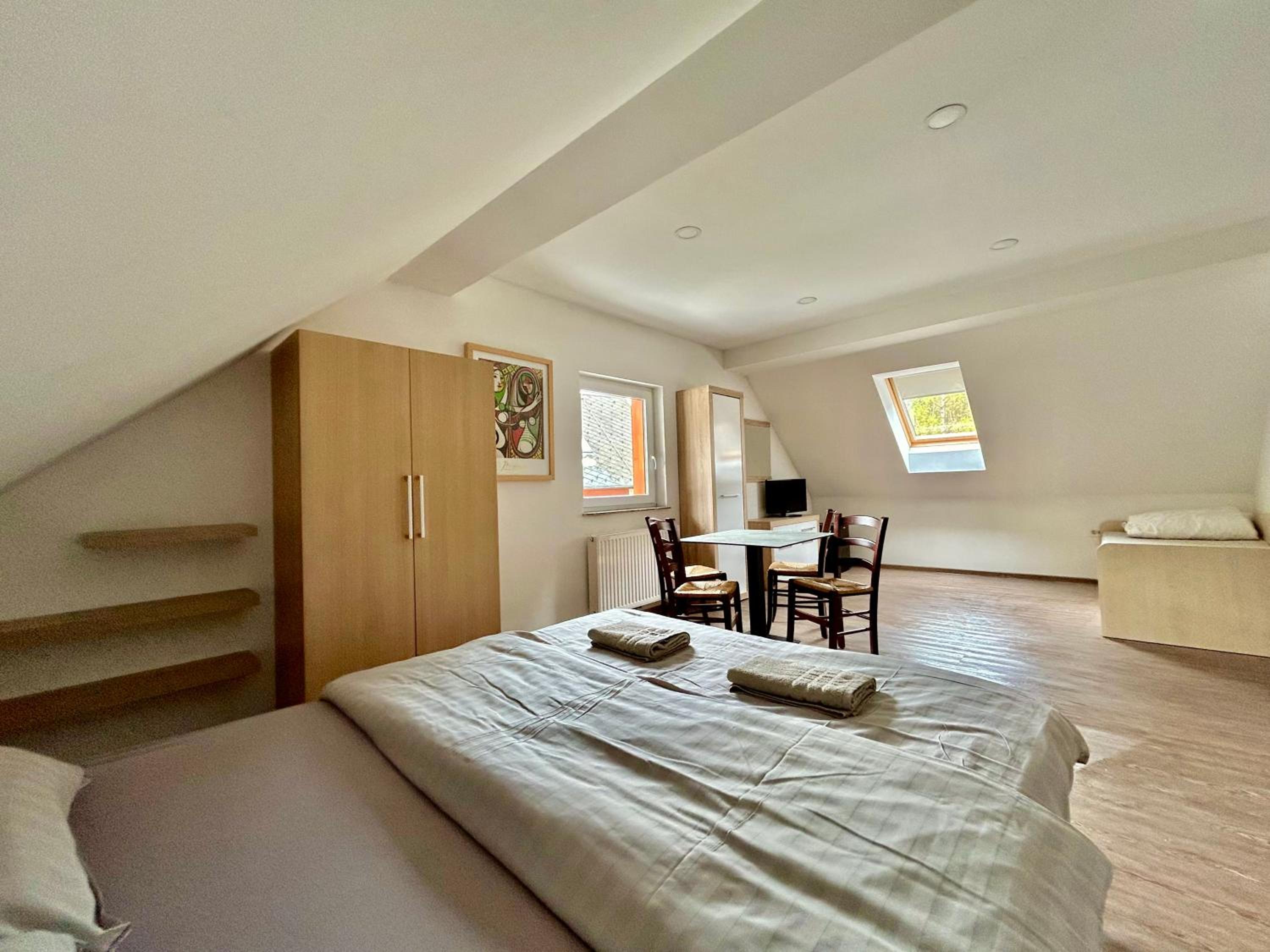 Quadruple Room with Private Bathroom - Photo 3