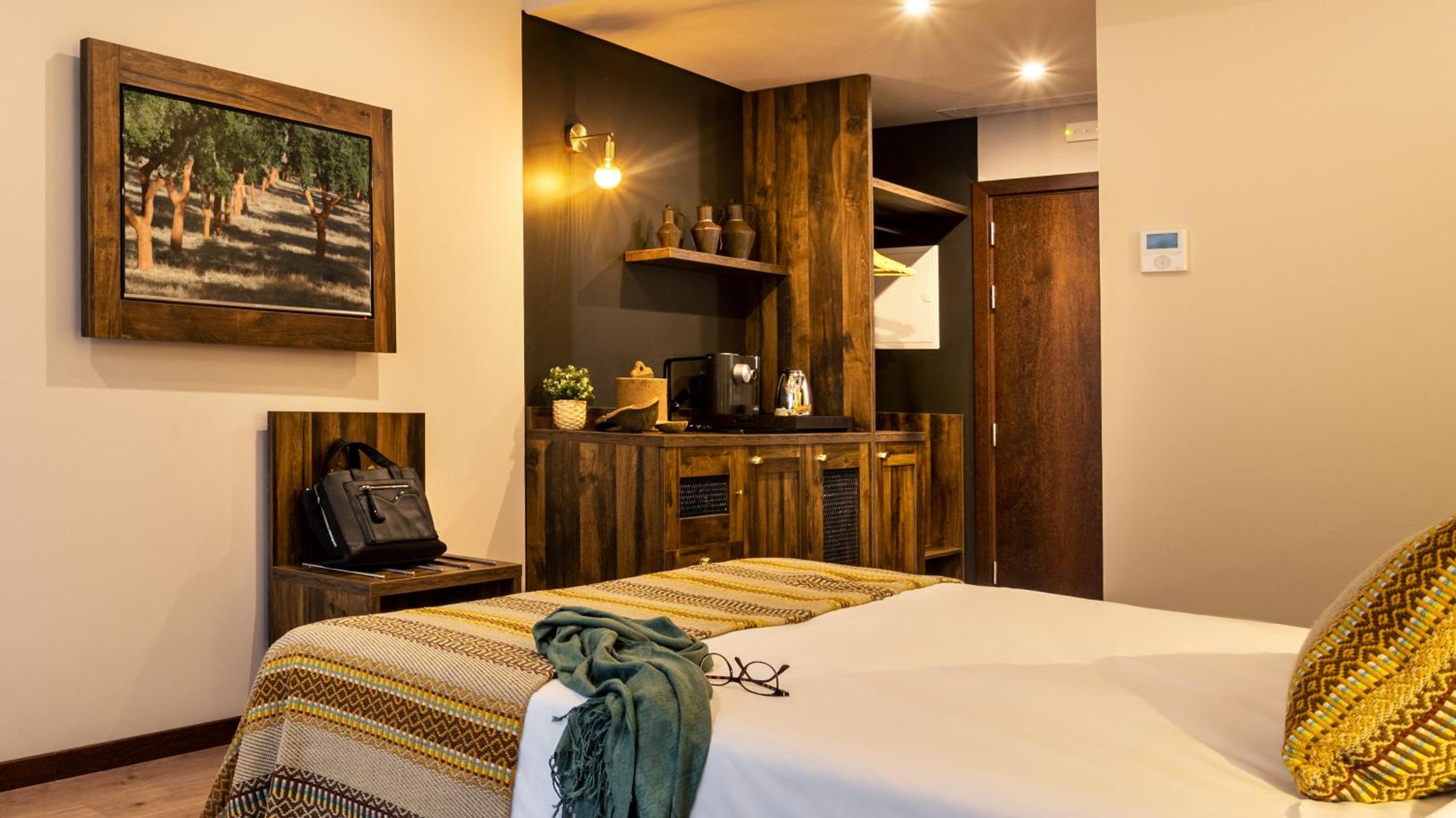 Superior Double or Twin Room with Pool View photo 3