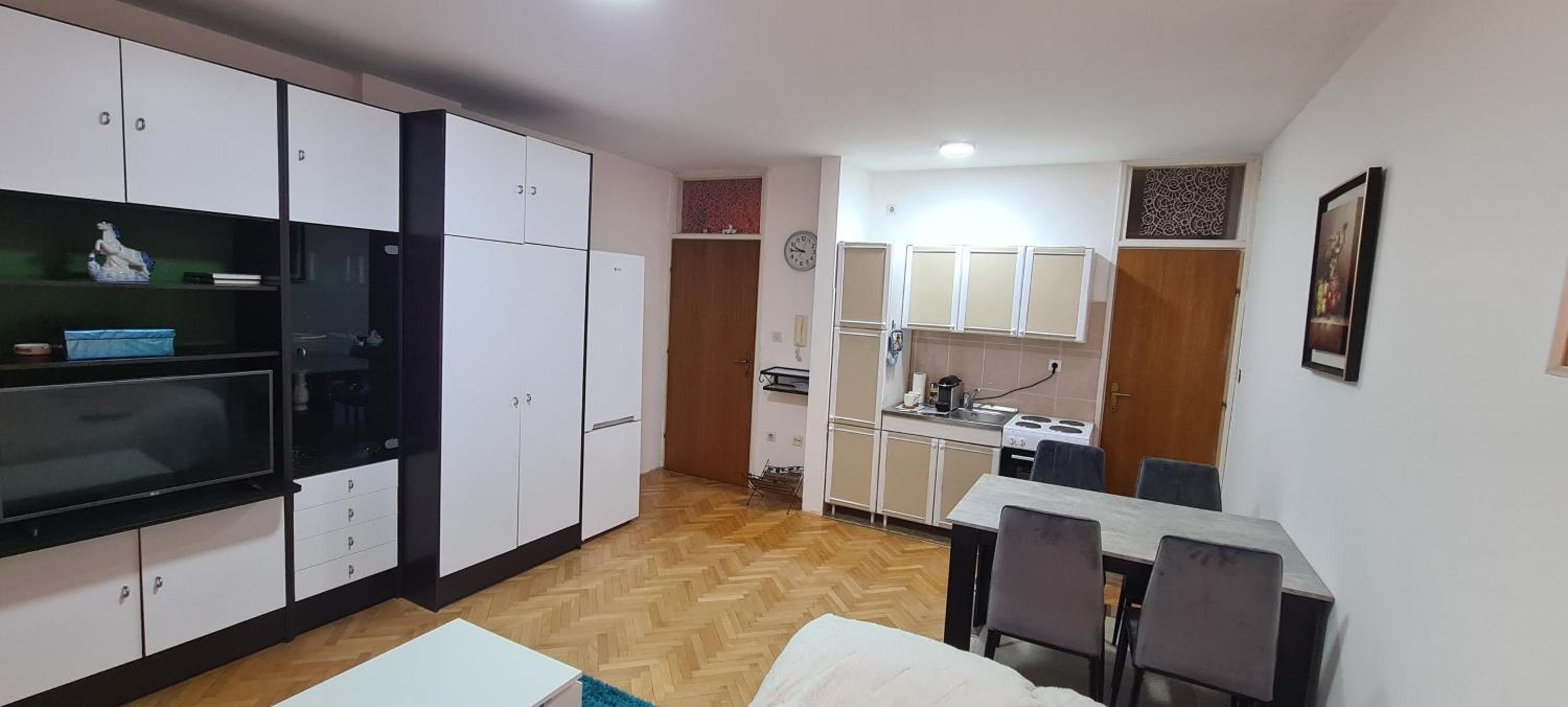 One-Bedroom Apartment photo 3