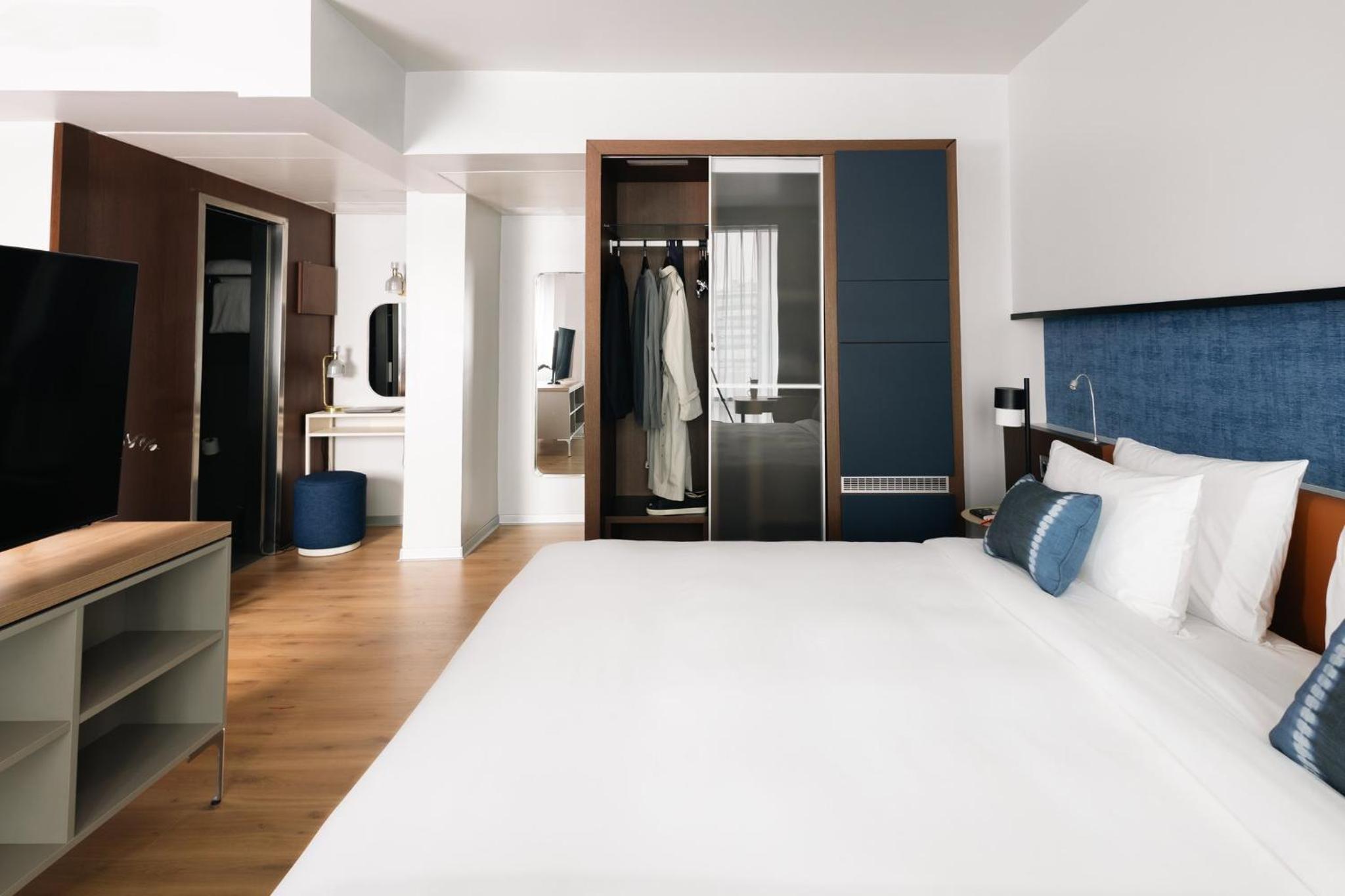 Junior King Suite with Sofa Bed - Photo 6