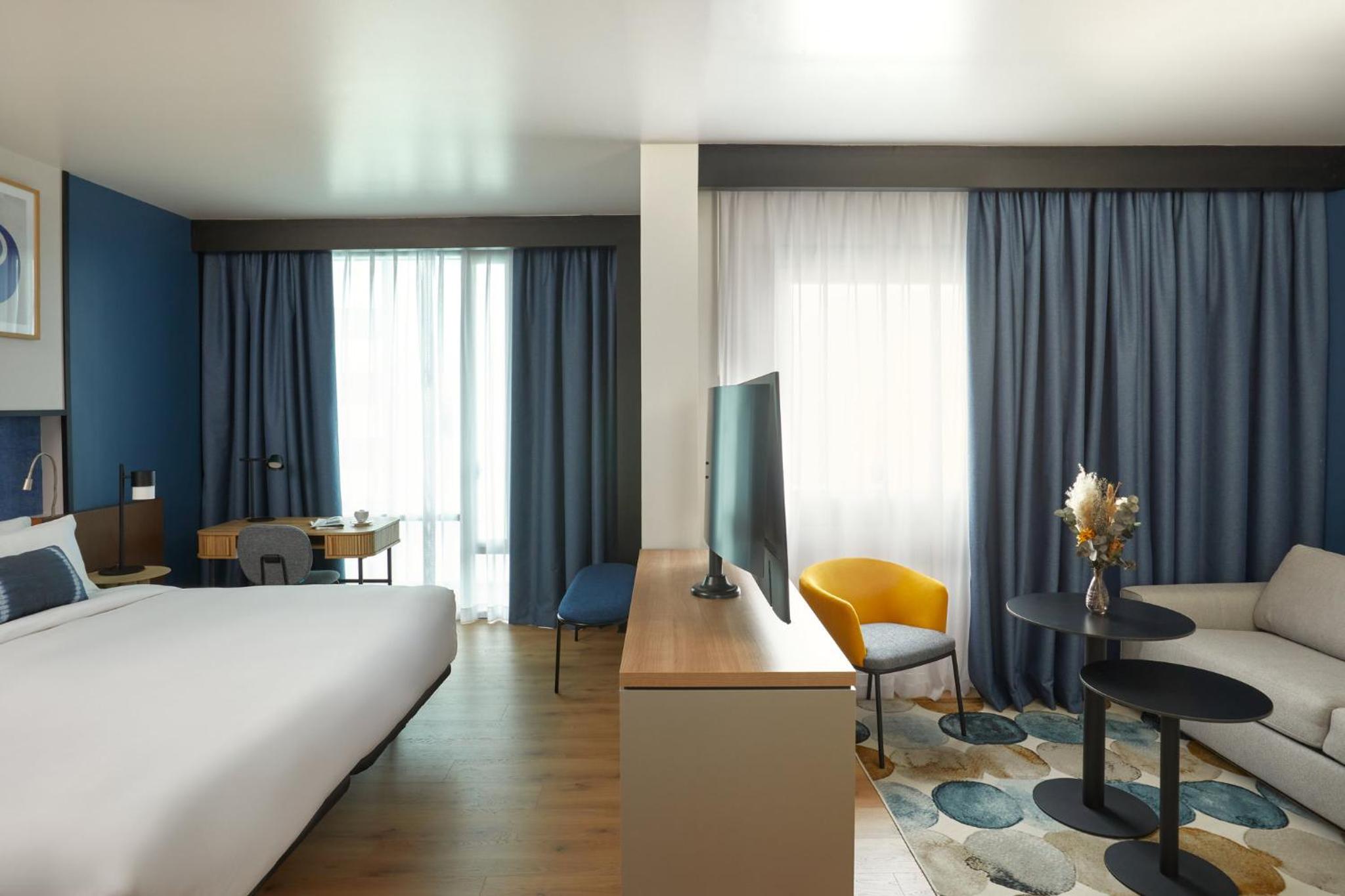 Junior King Suite with Sofa Bed - Photo 2