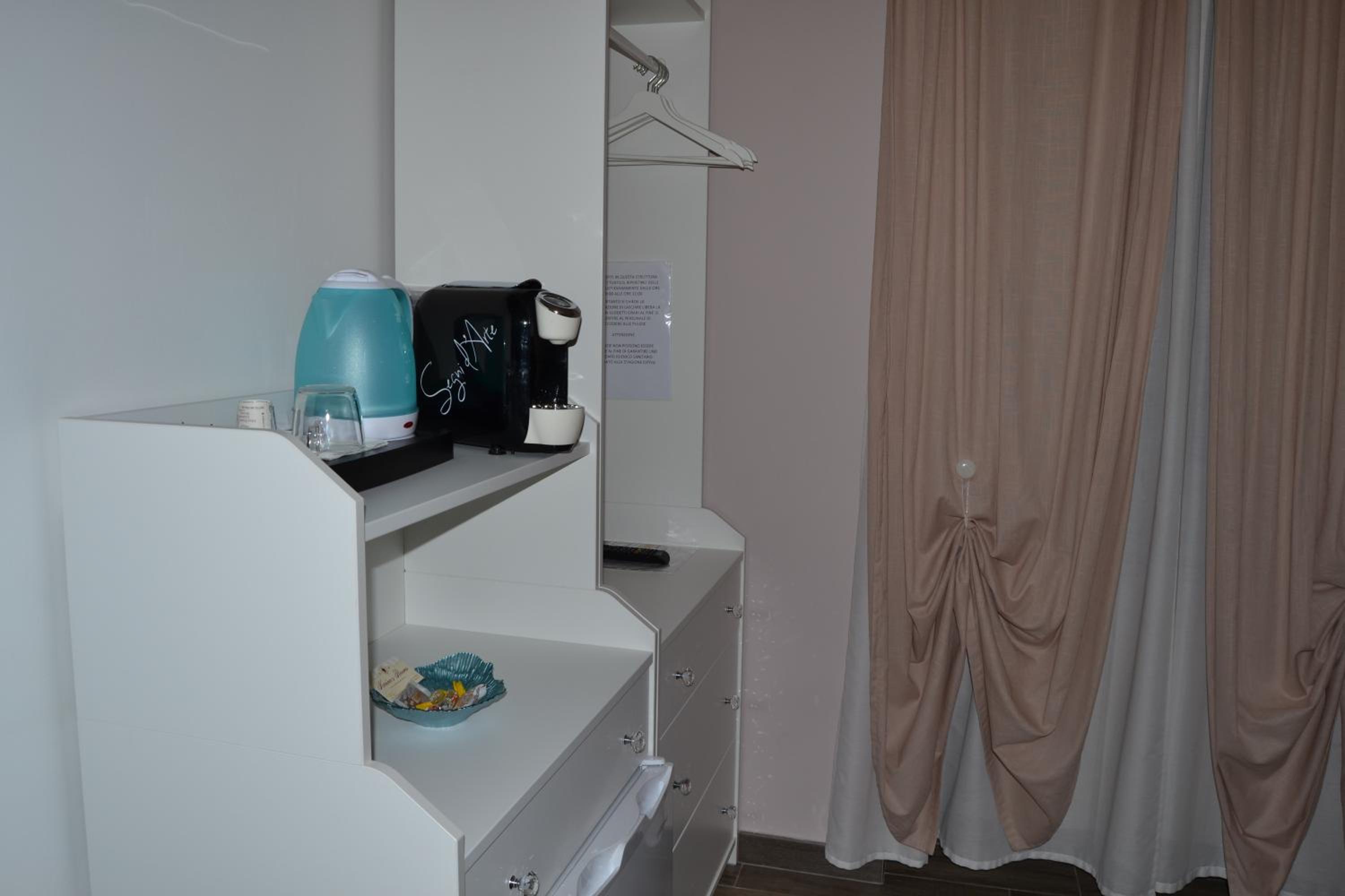Deluxe King Room - Photo 2