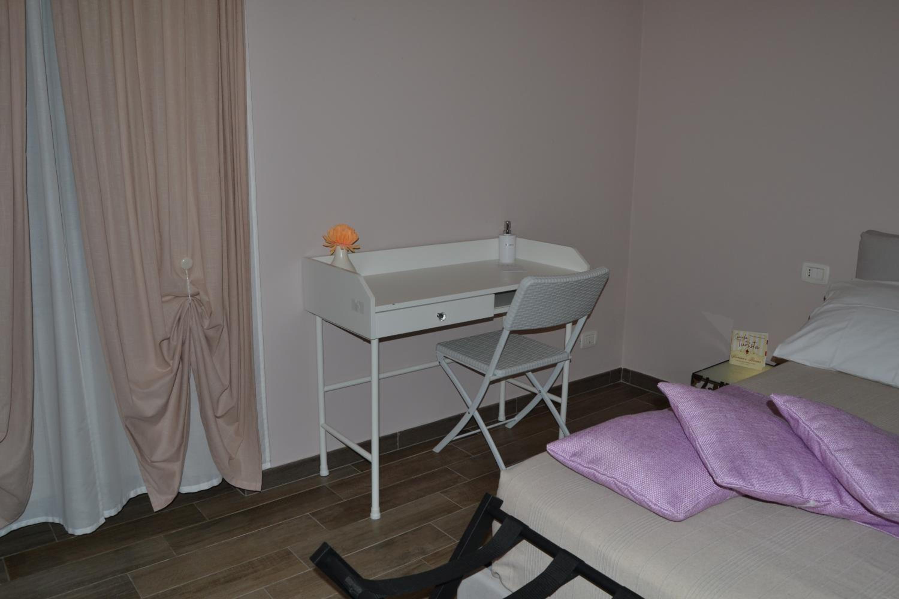 Deluxe King Room - Photo 27