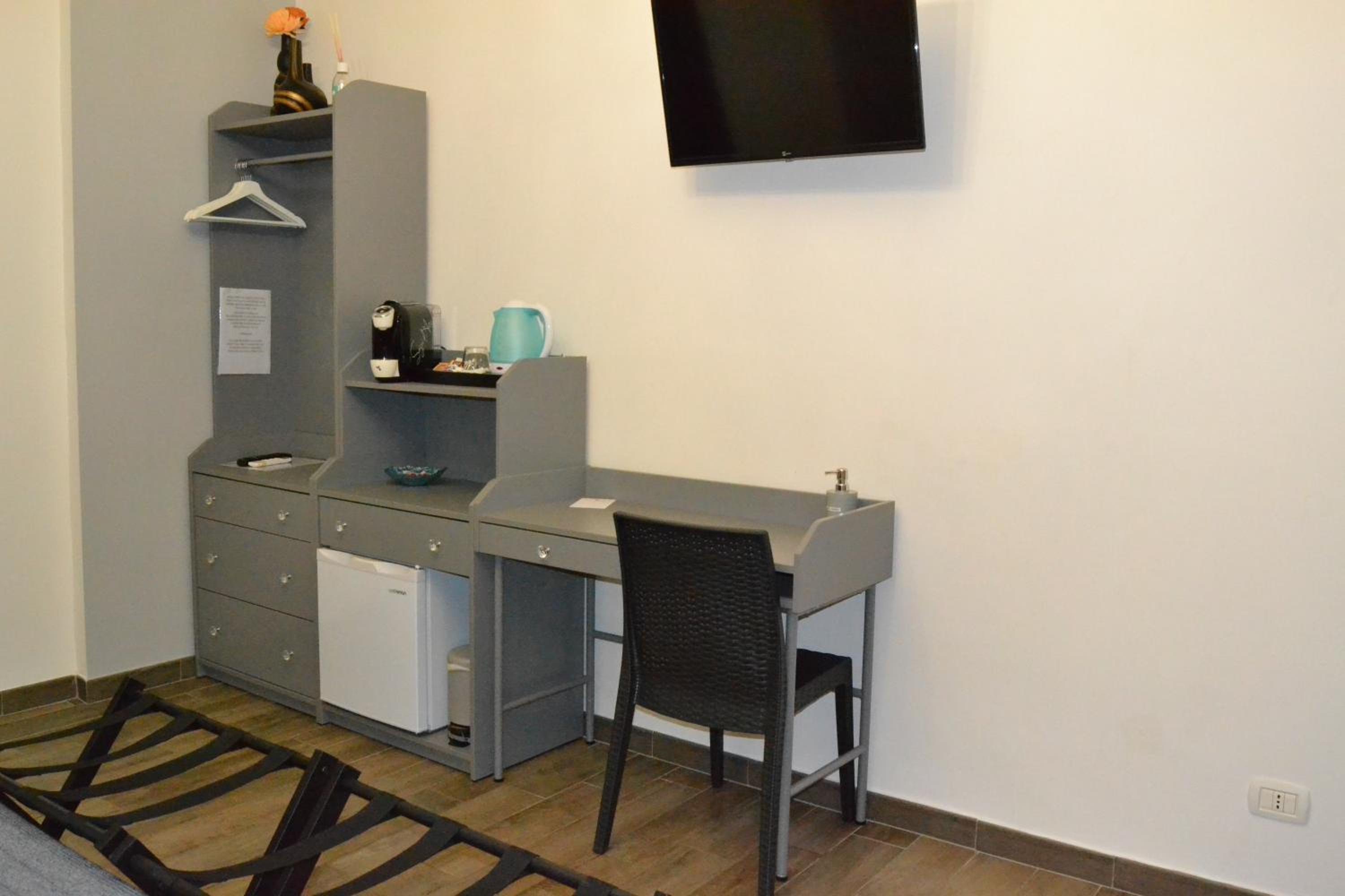 Standard King Room - Photo 27
