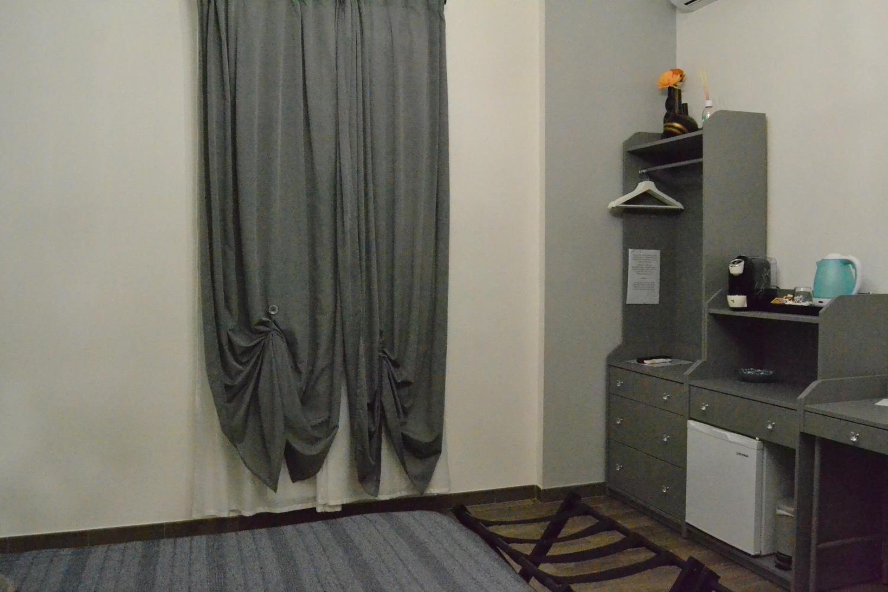 Standard King Room - Photo 7