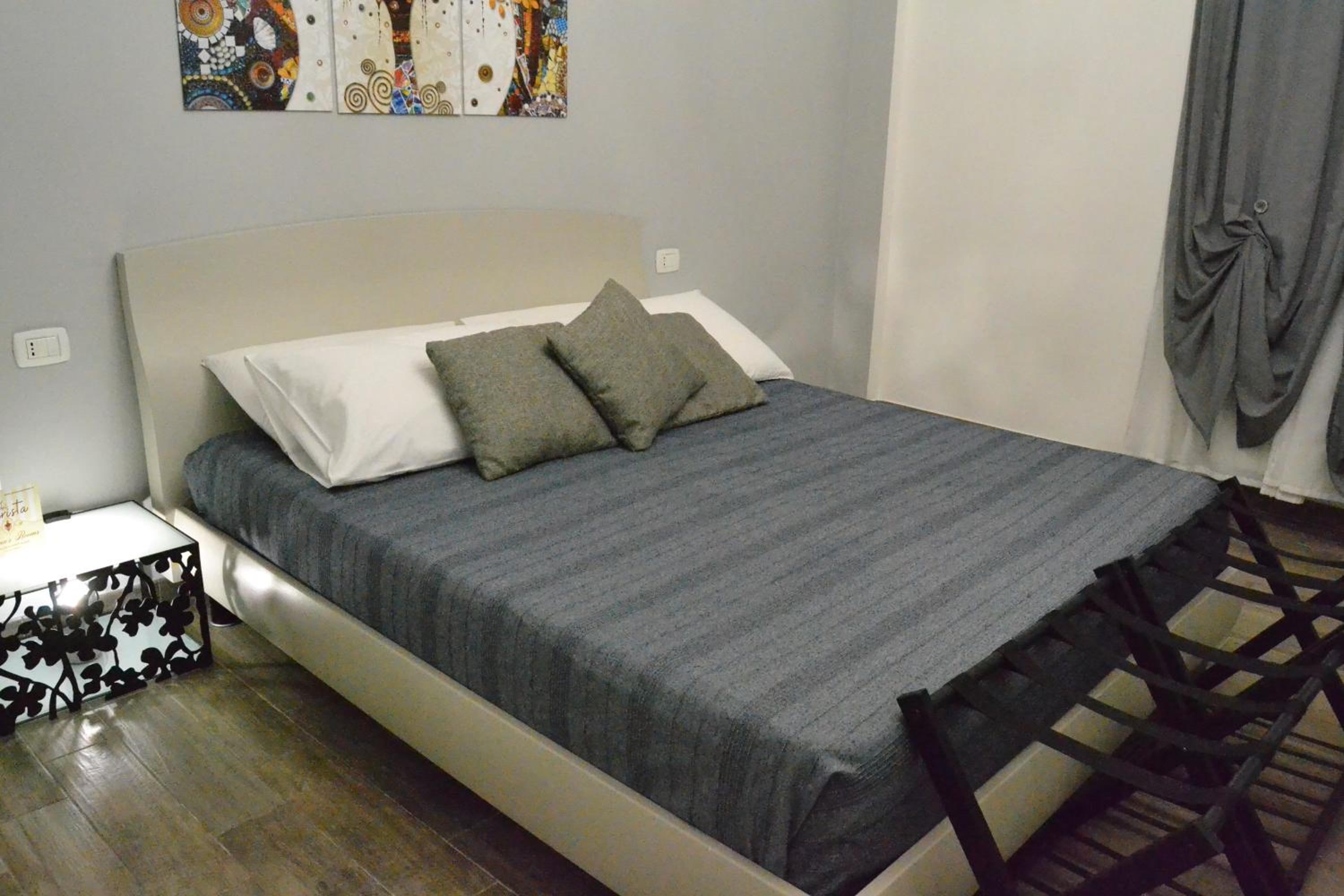 Standard King Room - Photo 9